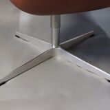 Fauteuil Swan en cuir classique cognac dessiné par Arne Jacobsen