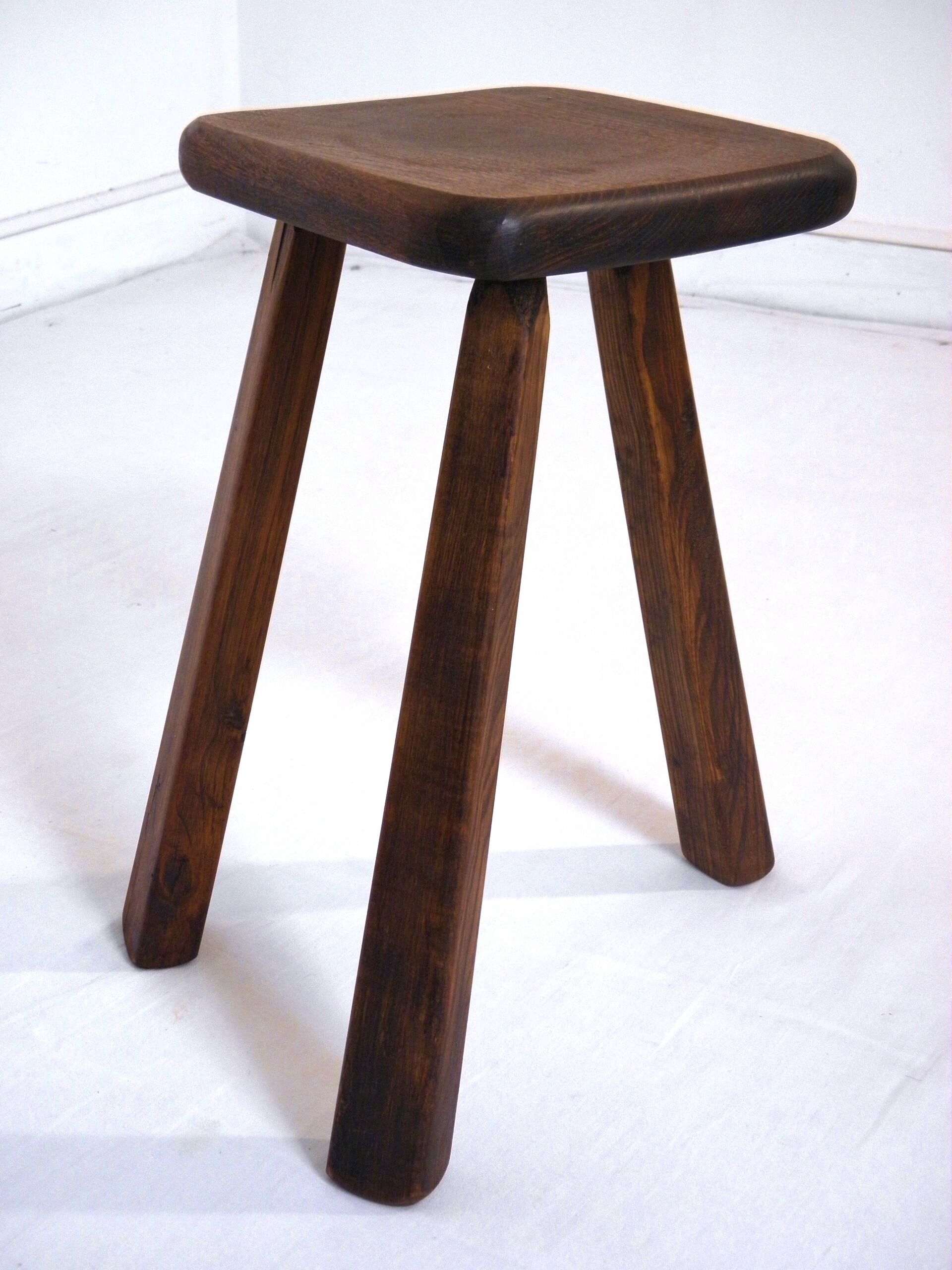 Tabouret tripode en bois