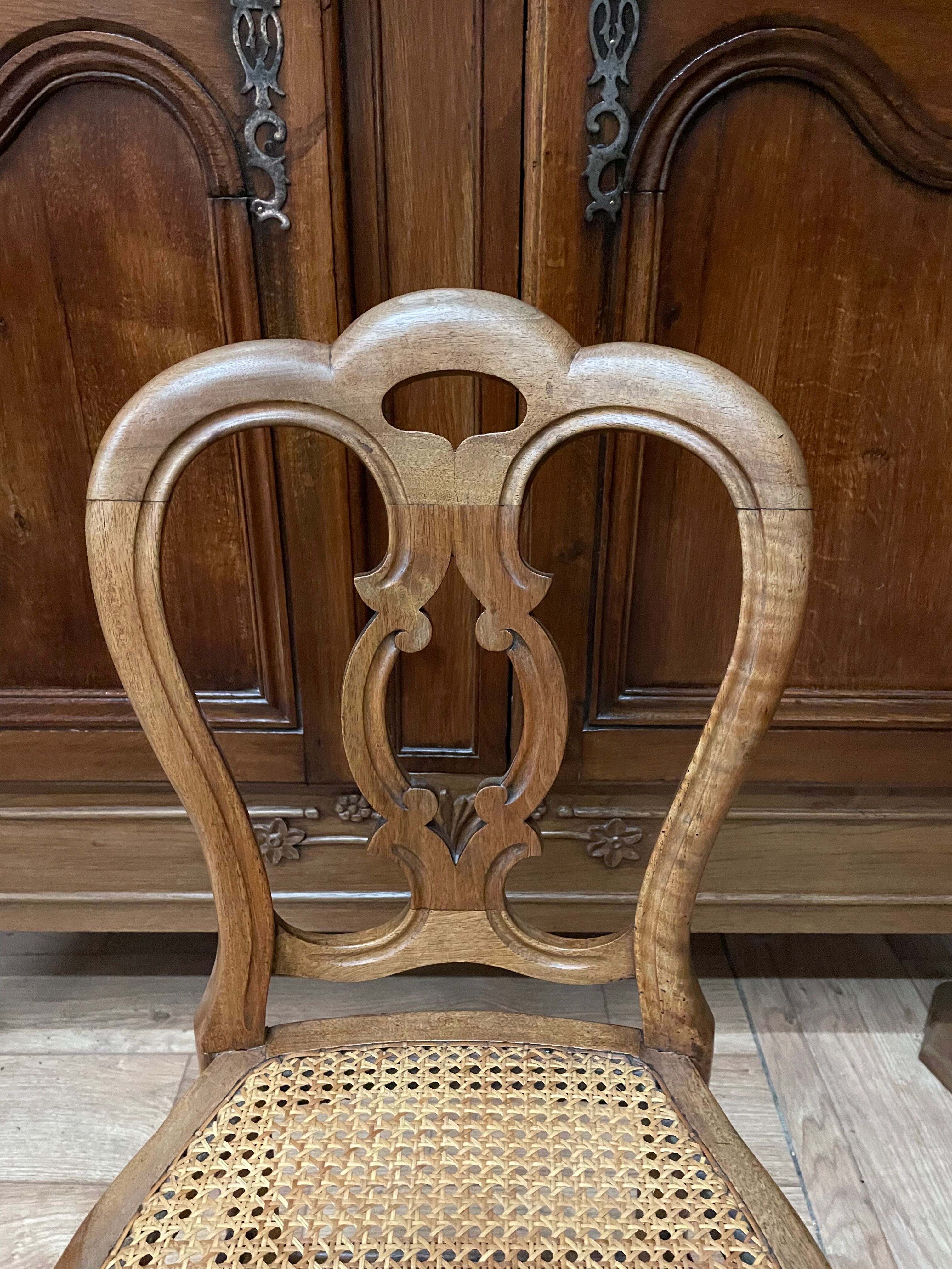 Suite de 6 chaises Louis Philippe en noyer et cannage