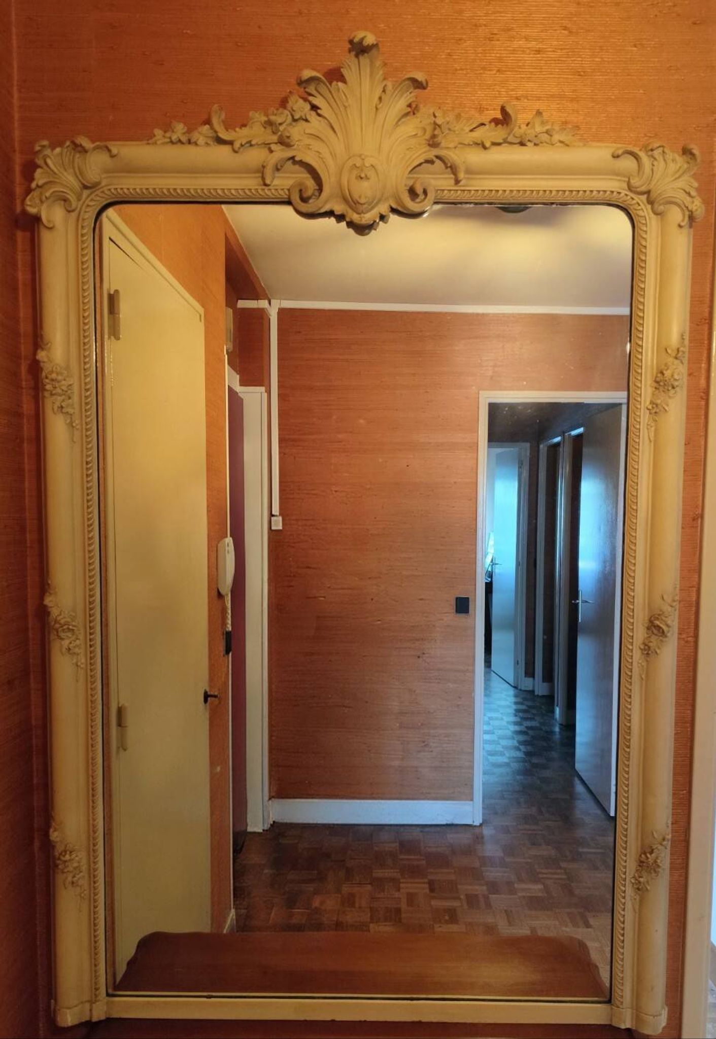 Large Louis XV mirror from the late 19th century, with floral motifs.