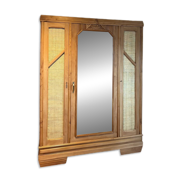 Grande armoire ancienne en bois massif brut et cannage naturel
