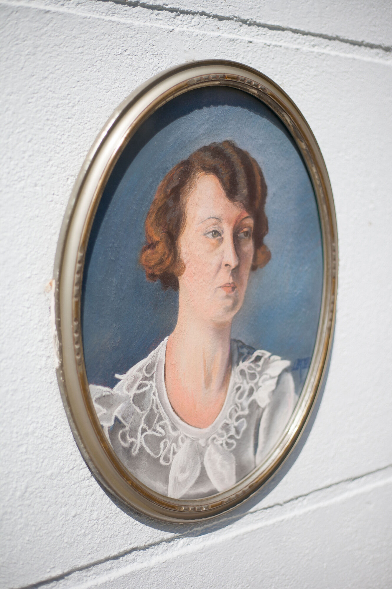 Portrait painted woman signed in oval frame, wall frame, wood frame and painted stucco, vintage frame