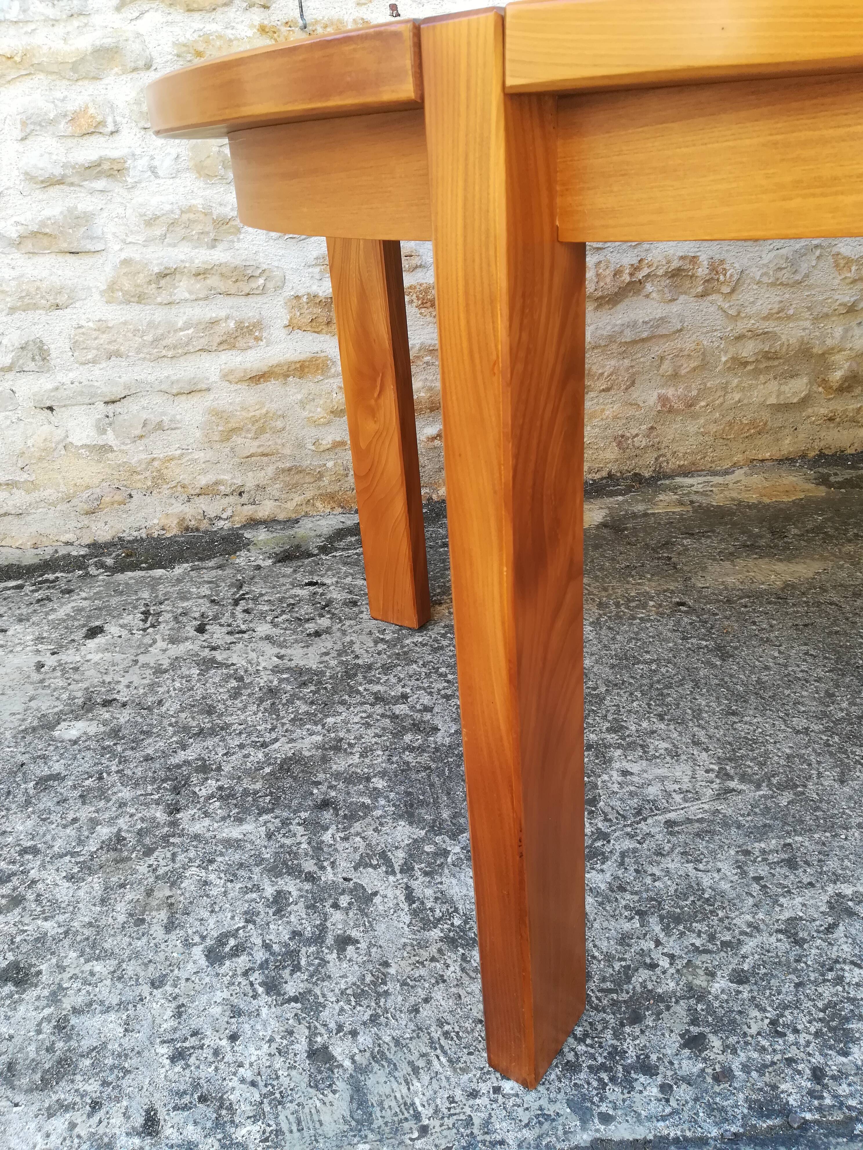 House Regain elm table with two extensions