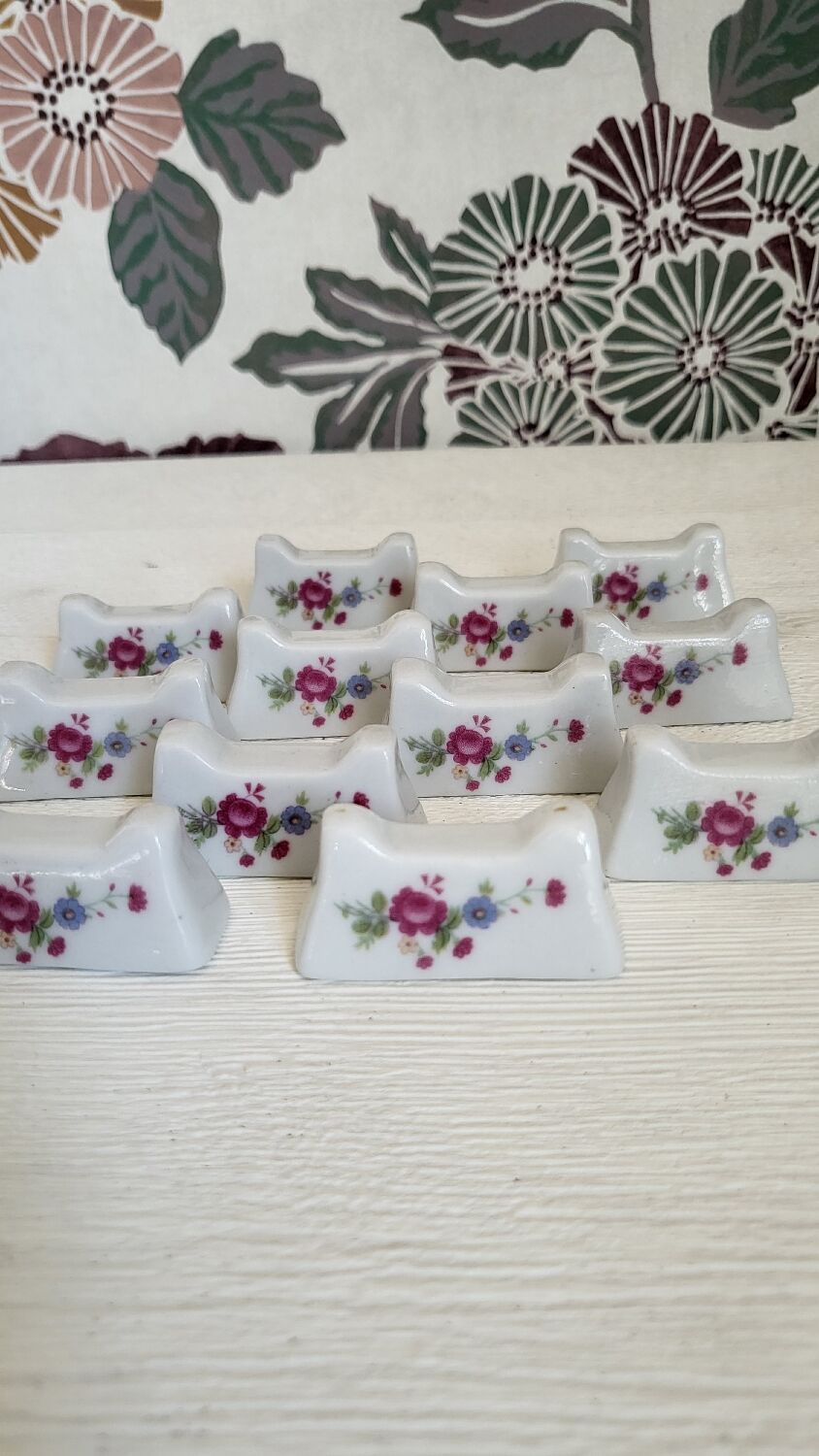 Set of 12 porcelain knife holders with flowers