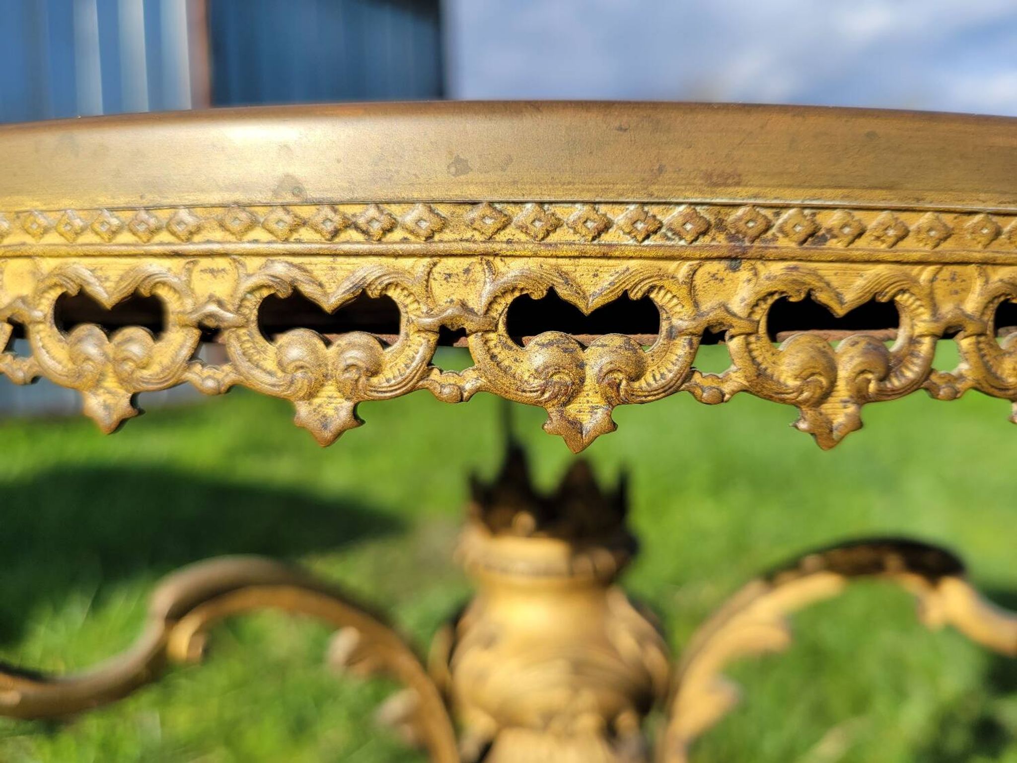 Table ronde en marbre et bronze doré
