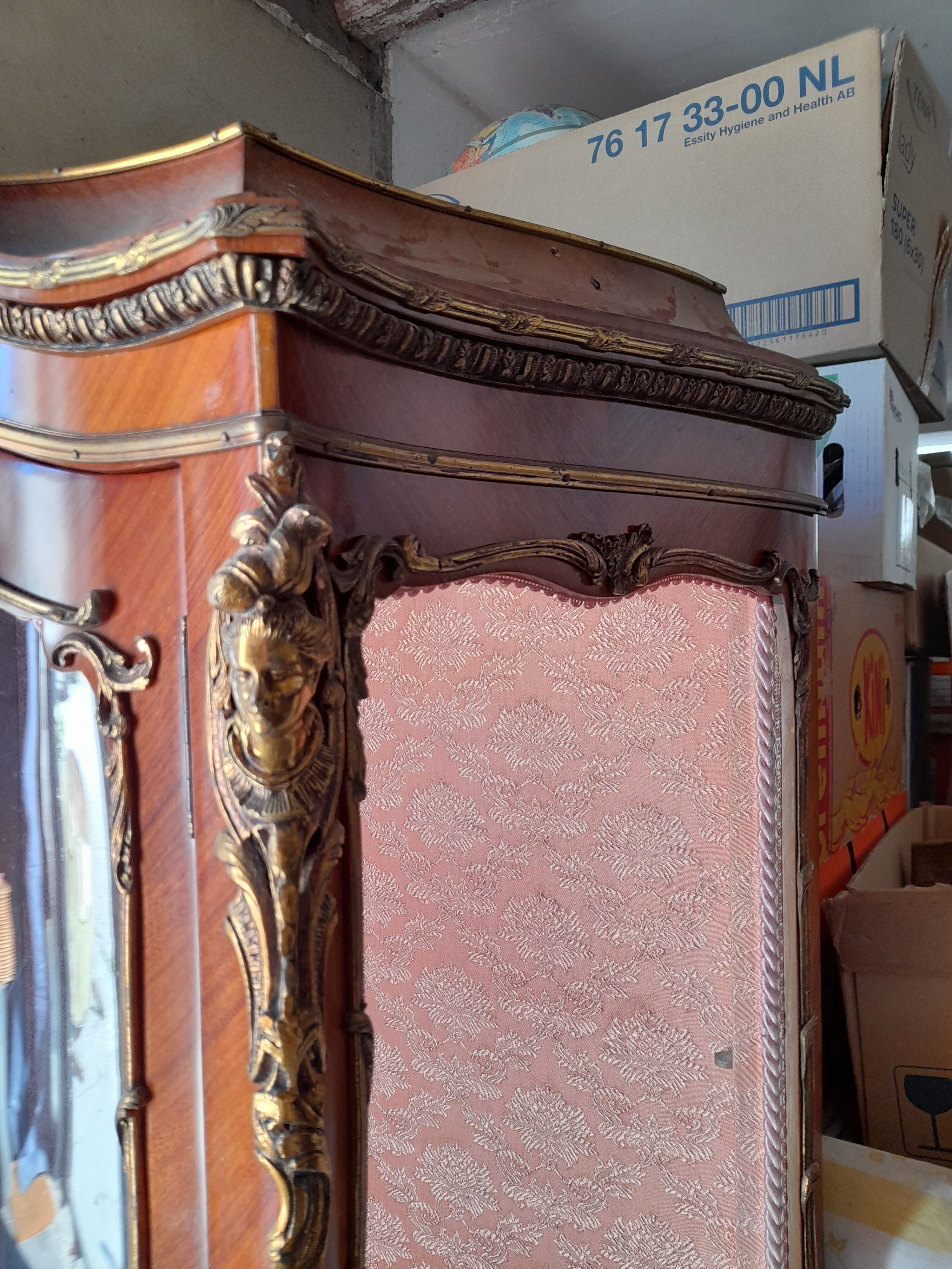 Vitrine Louis XV galbée en marqueterie et vernis Martin