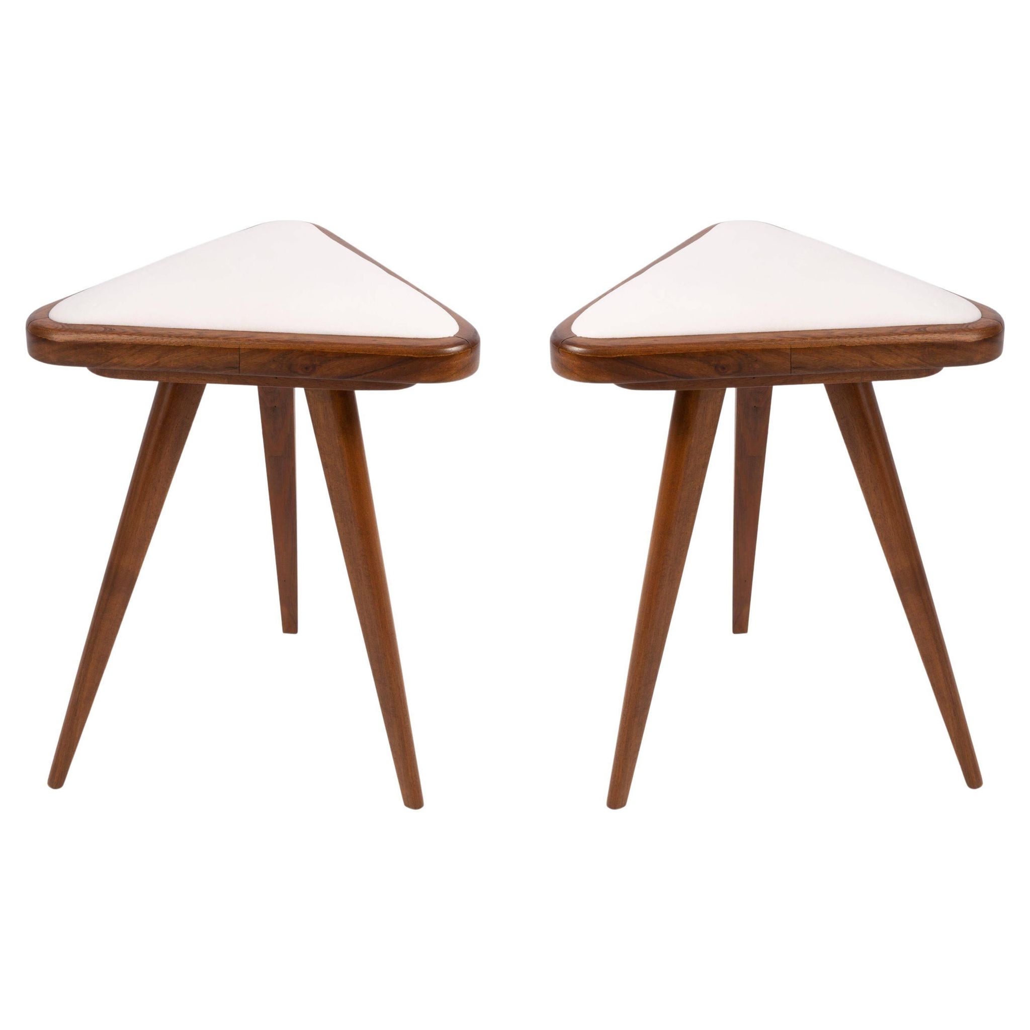 Ensemble de deux tabourets triangulaires en velours blanc, Europe, 1960s