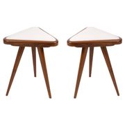 Ensemble de deux tabourets triangulaires en velours blanc, Europe, 1960s