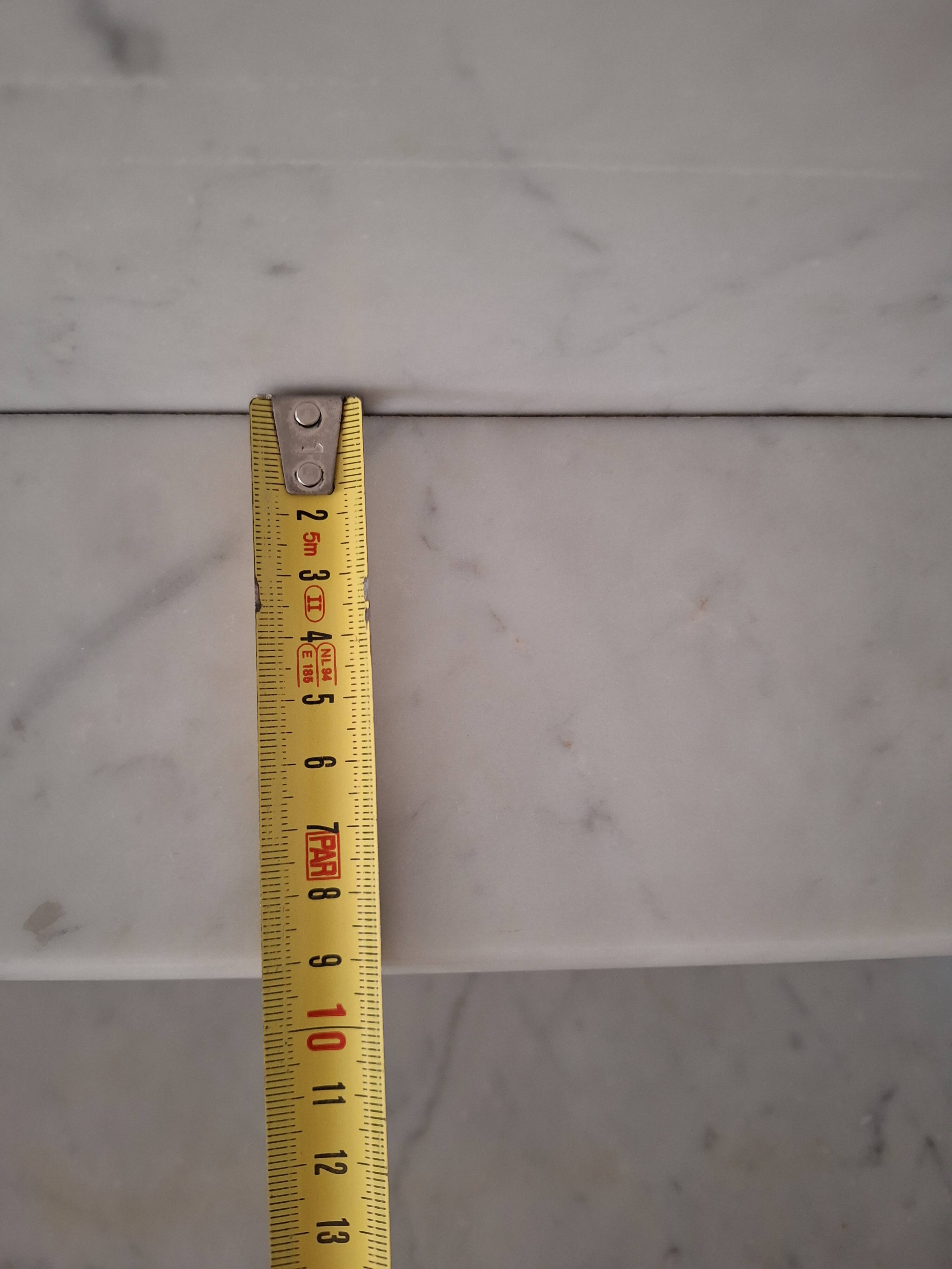 Ancien meuble de salle de bain avec marbre