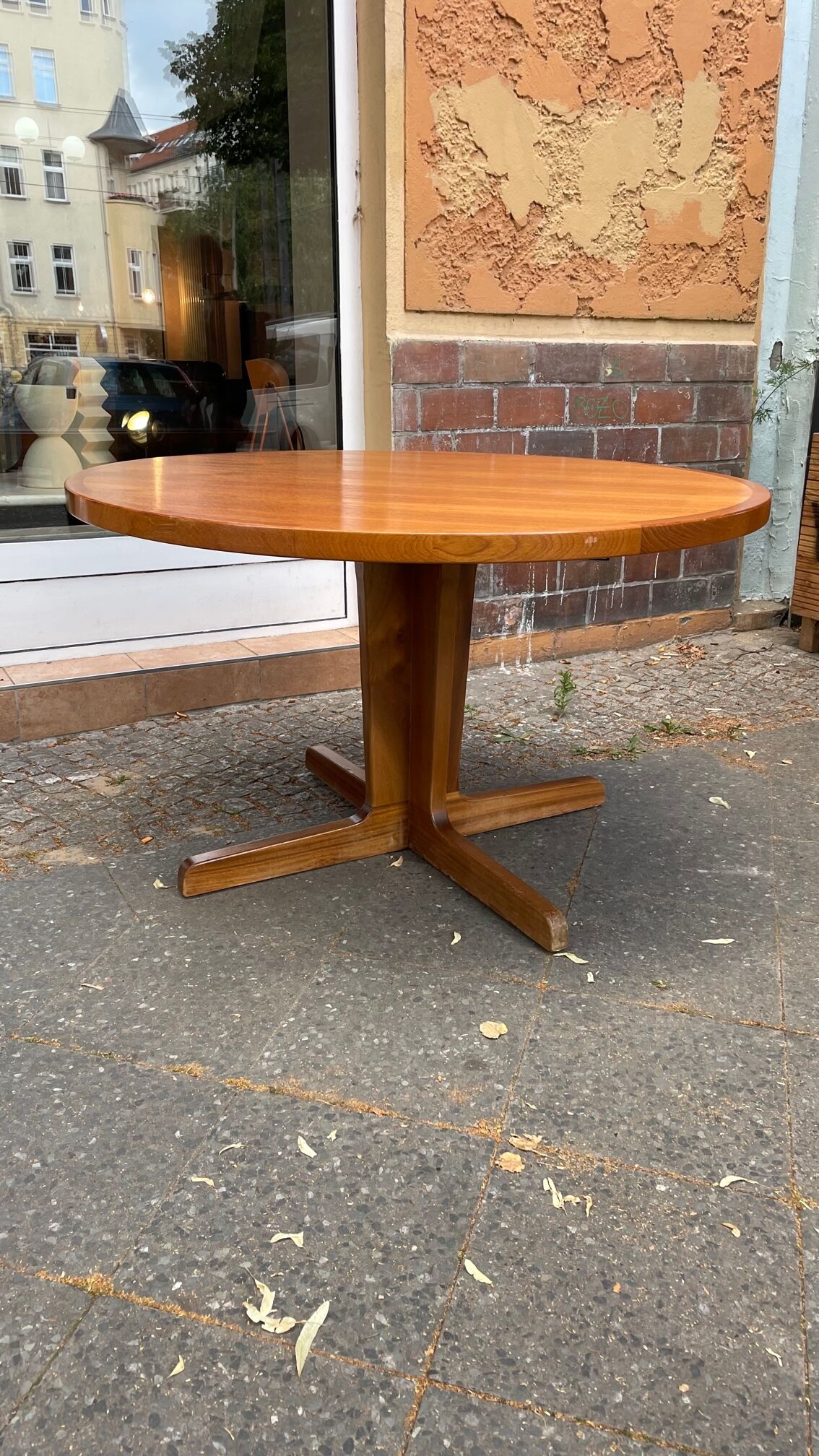 Extendable round table in teak from the 60s with two extensions