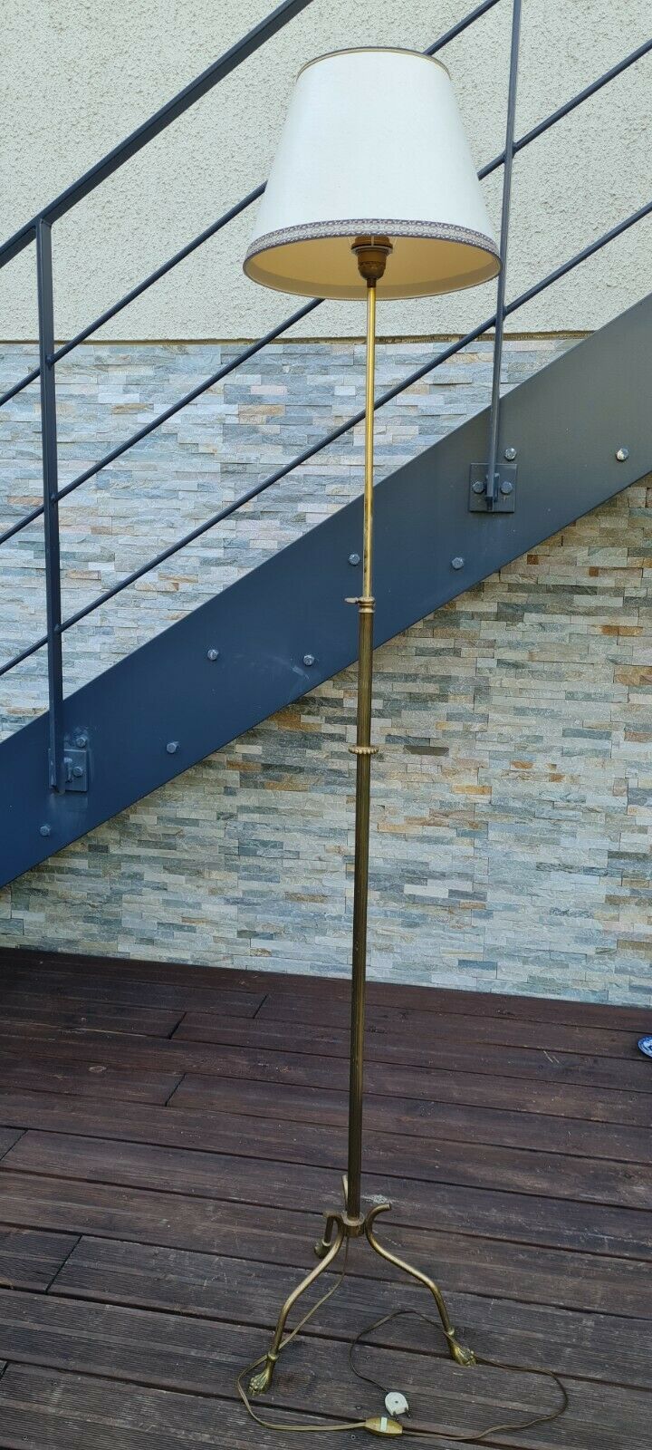 Lion's feet floor lamp