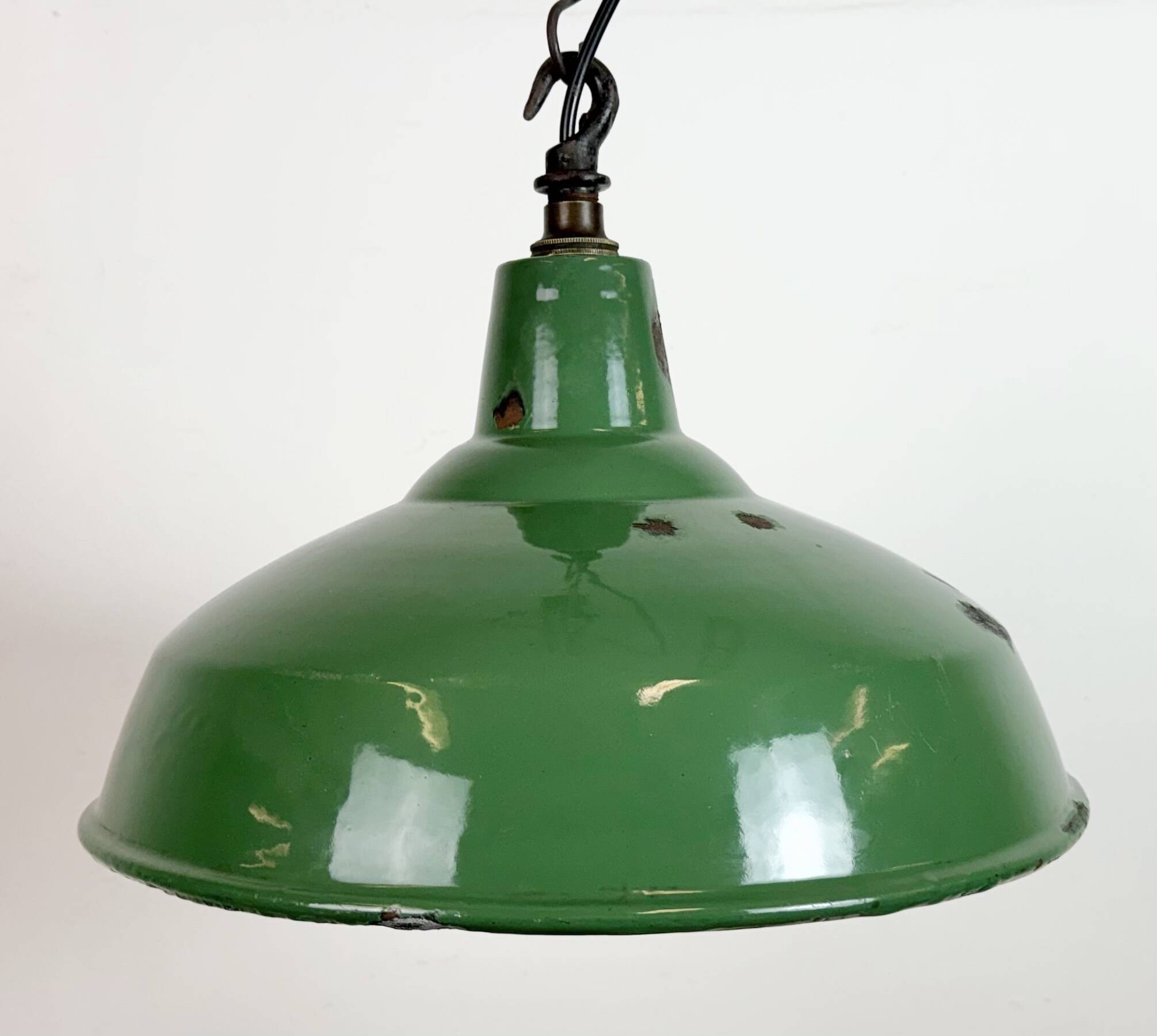 Lampe suspendue en émail vert britannique industriel, années 1960