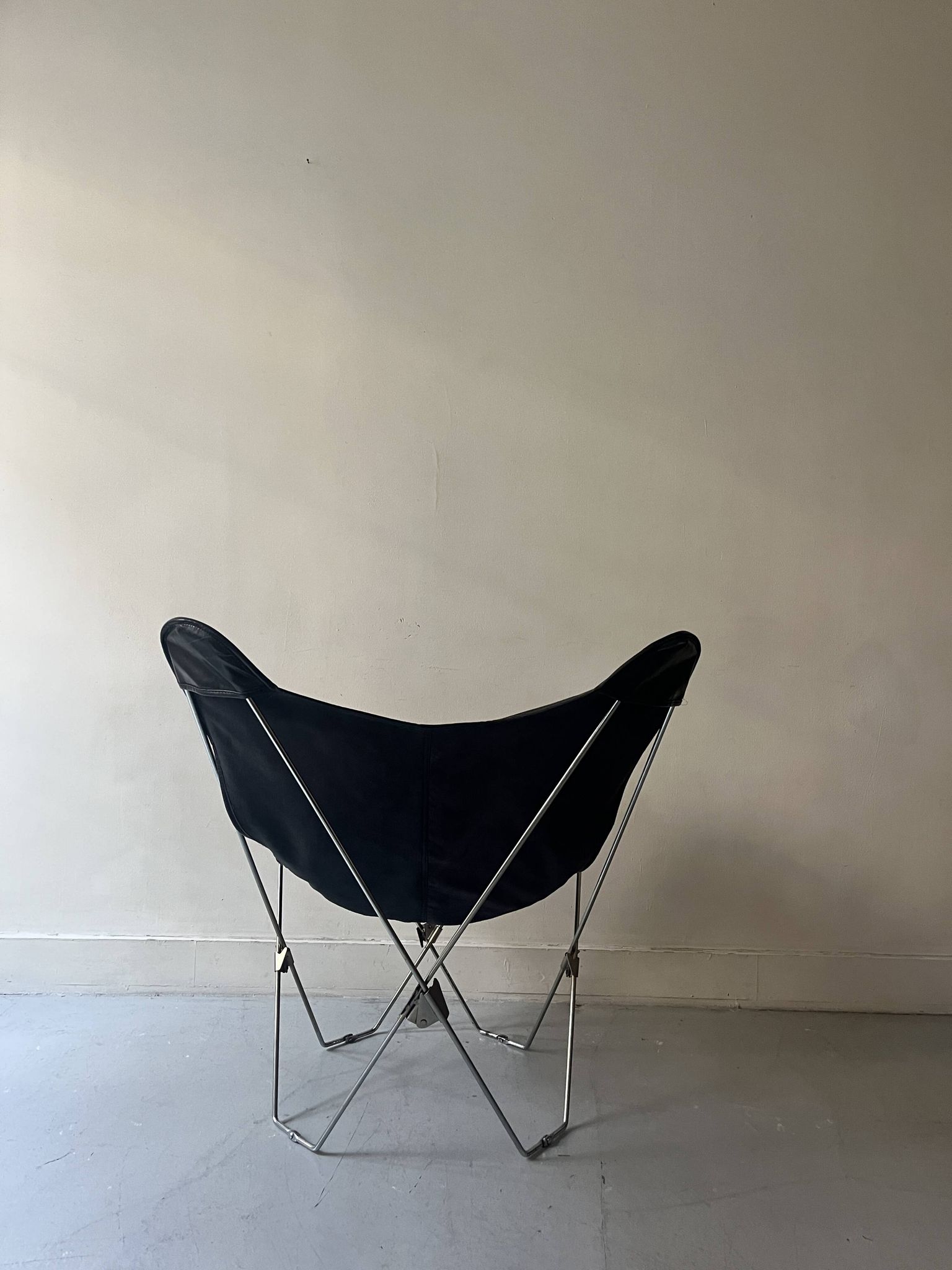 fauteuil design papillon en chrome et cuir noir