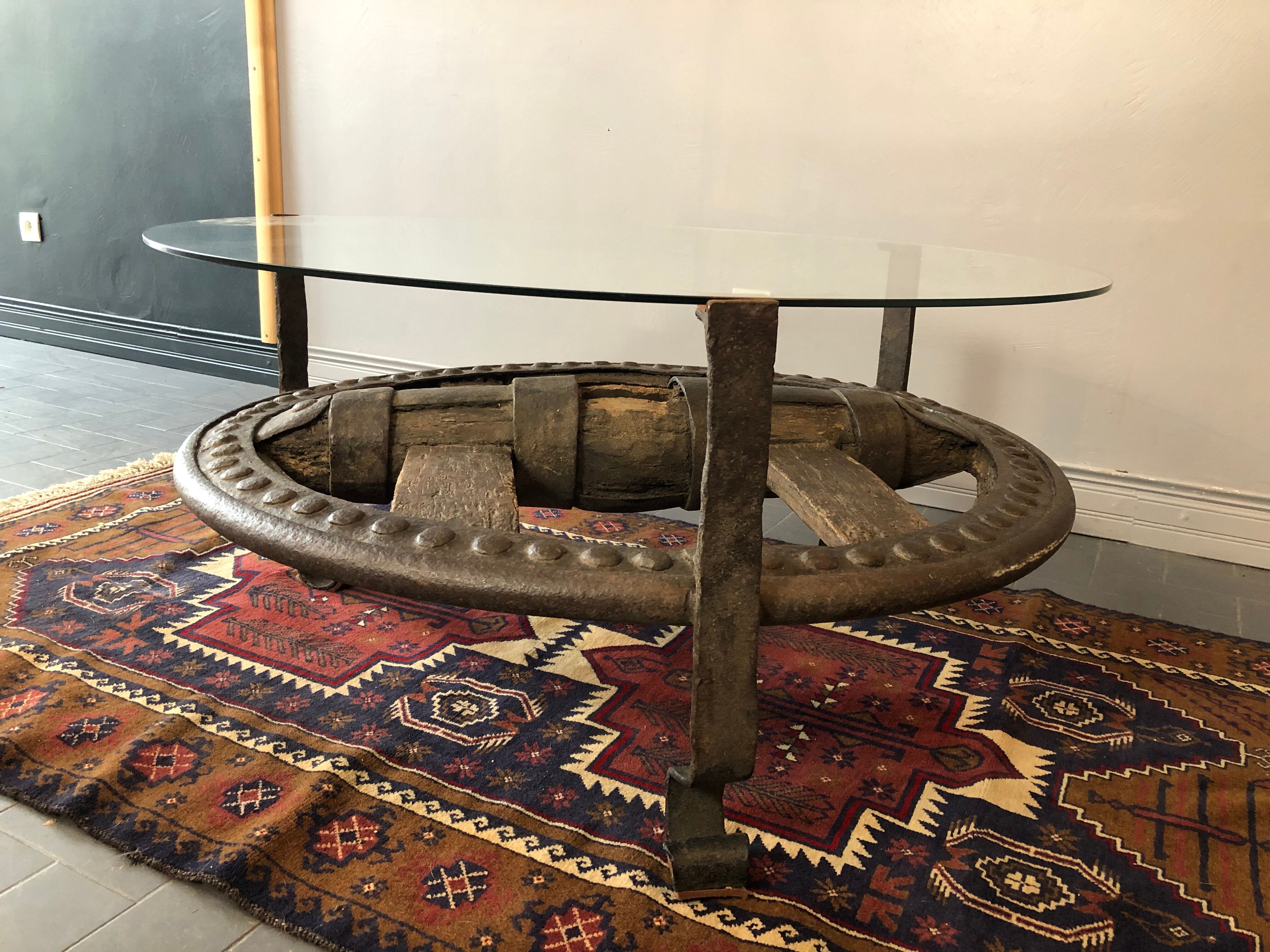 Table basse en bois et fonte rivetée