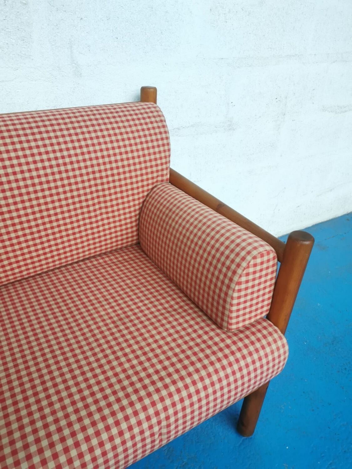 Bench in pine and gingham fabrics