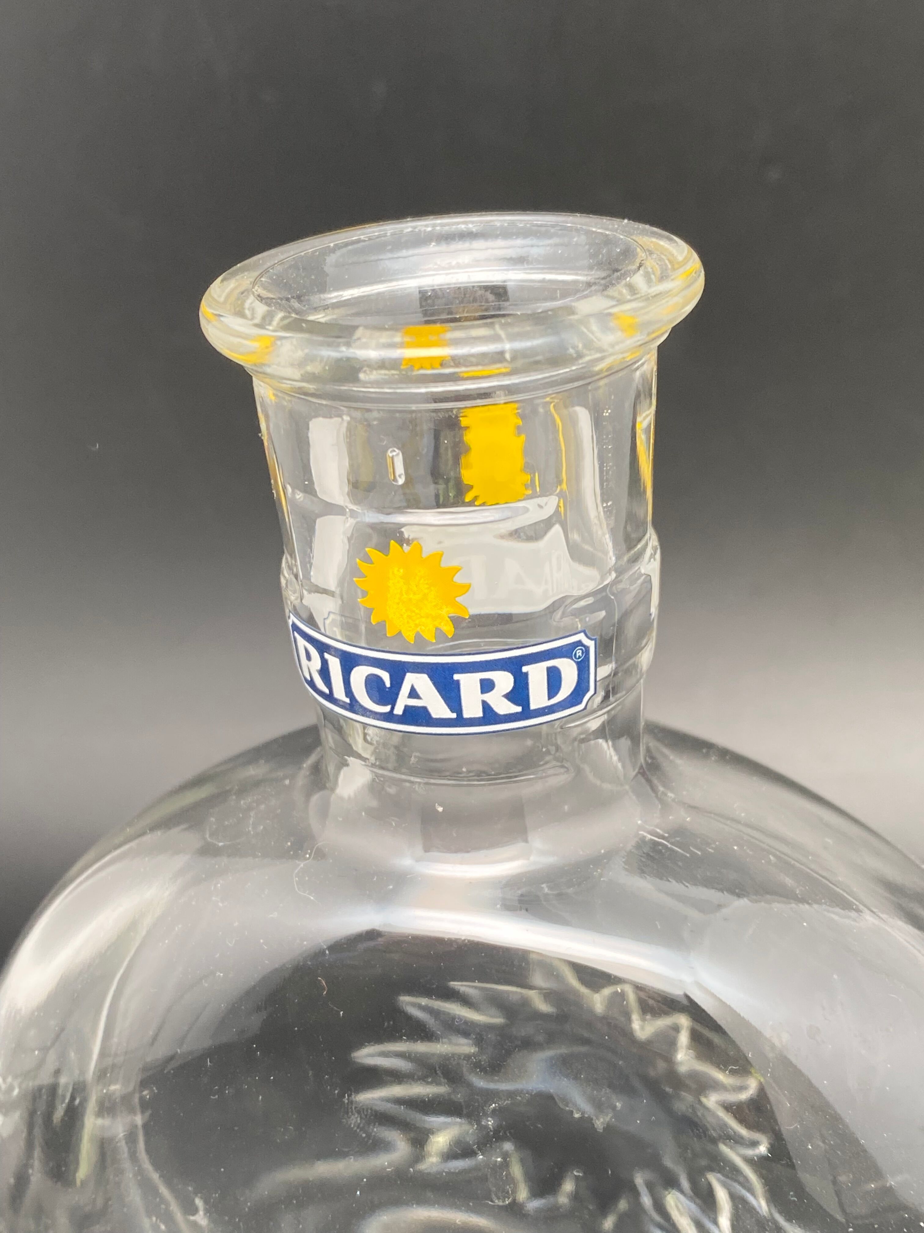 Aperitif service pastis ricard