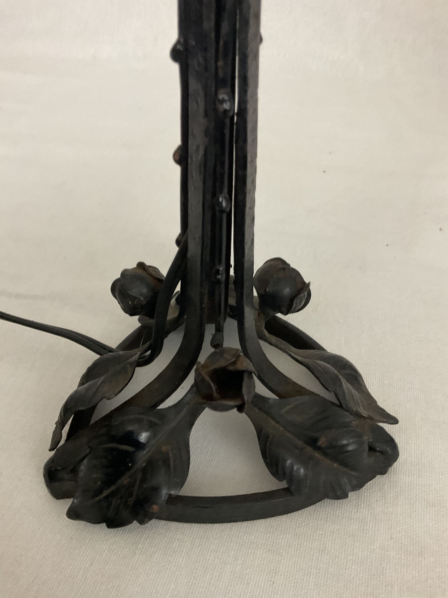 Lampe art nouveau art déco en fer forgé globe blanc