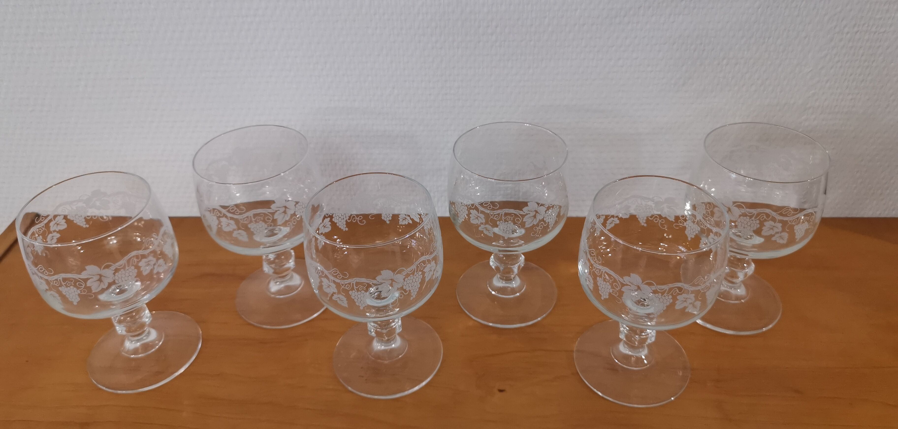 Set of 6 water glasses on feet, grape decoration and Luminarc vine shoot