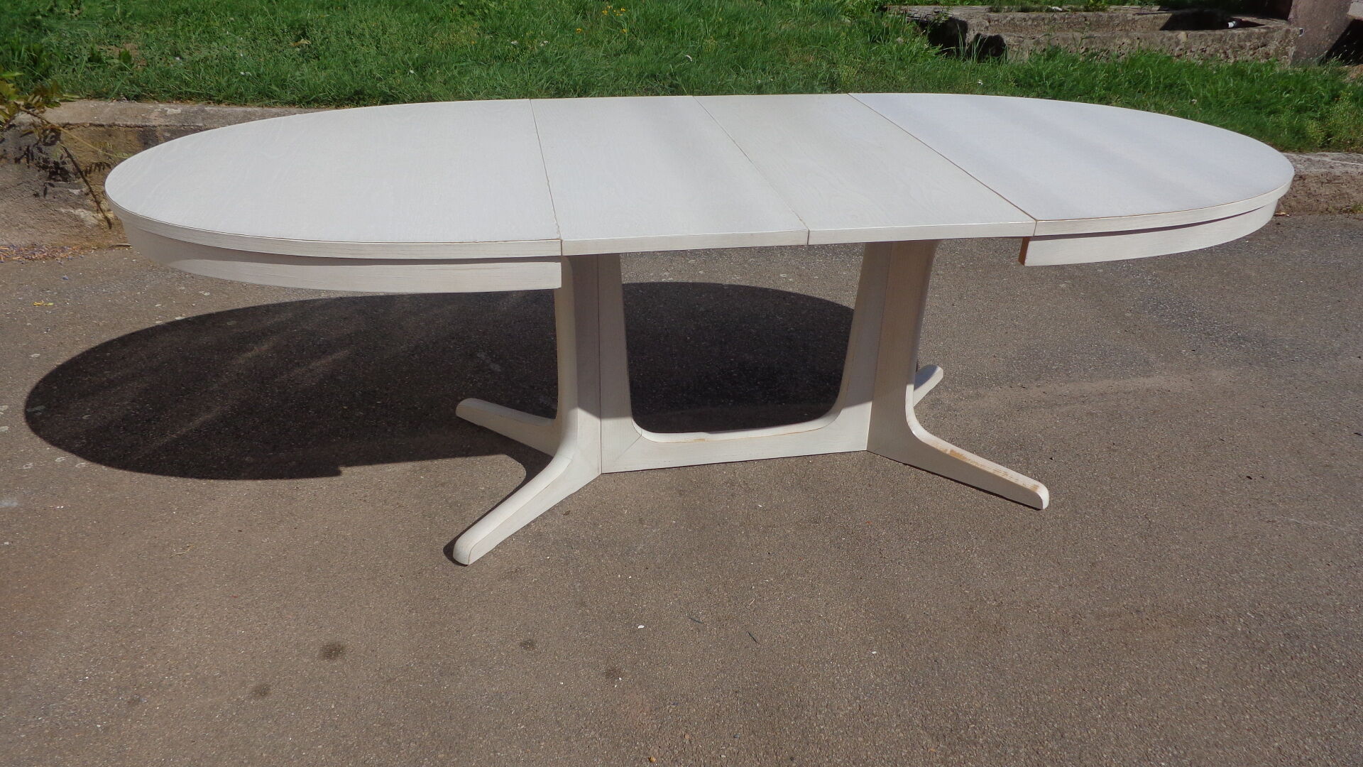 White oval Baumann table
