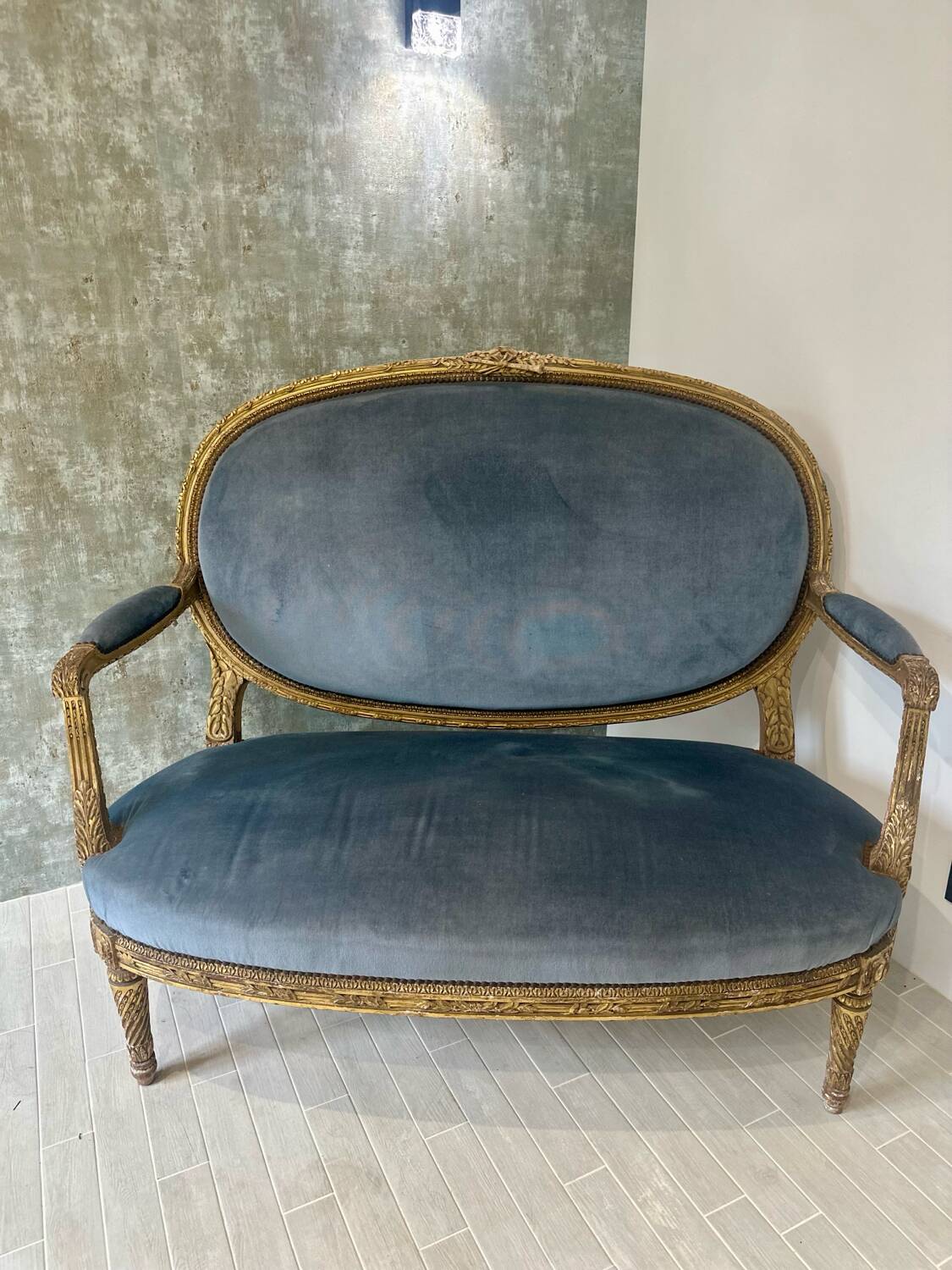 Banquette en bois doré sculpté et mouluré de style Louis XVI Époque XIX eme siècle