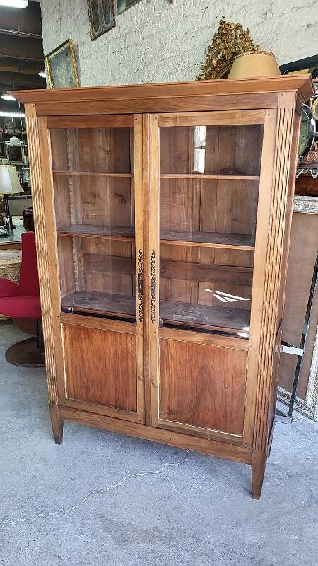 Display cabinet louis xvi style 2 doors in walnut