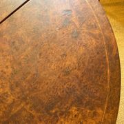 Oval extendable dining table in wood and walnut burl veneer.