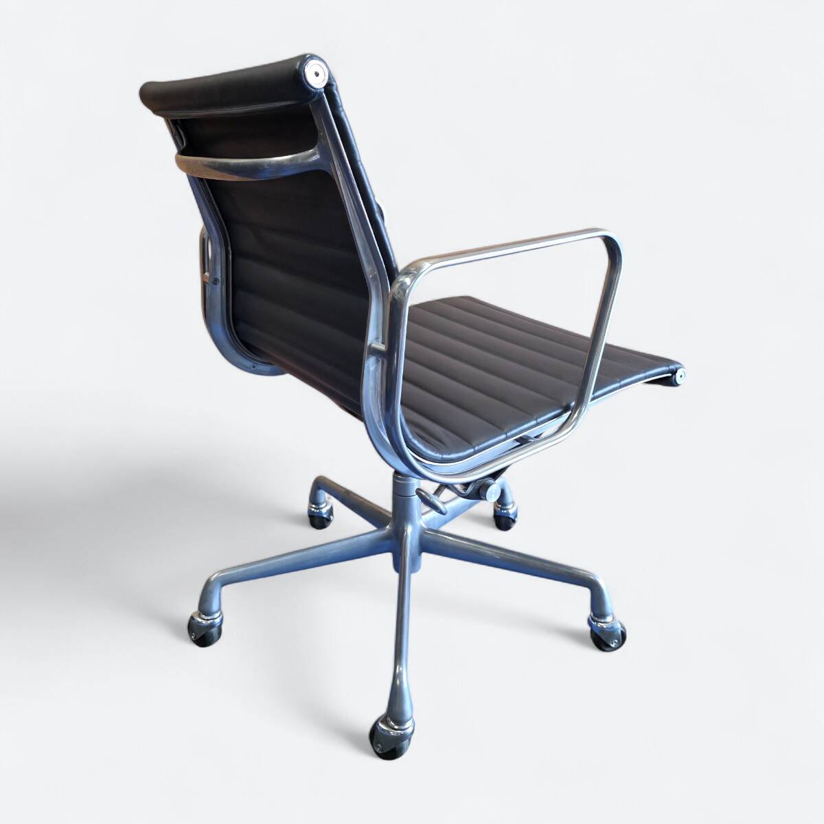 Navy Blue Herman Miller Original Eames EA335 Low Back Office Chair Castor b