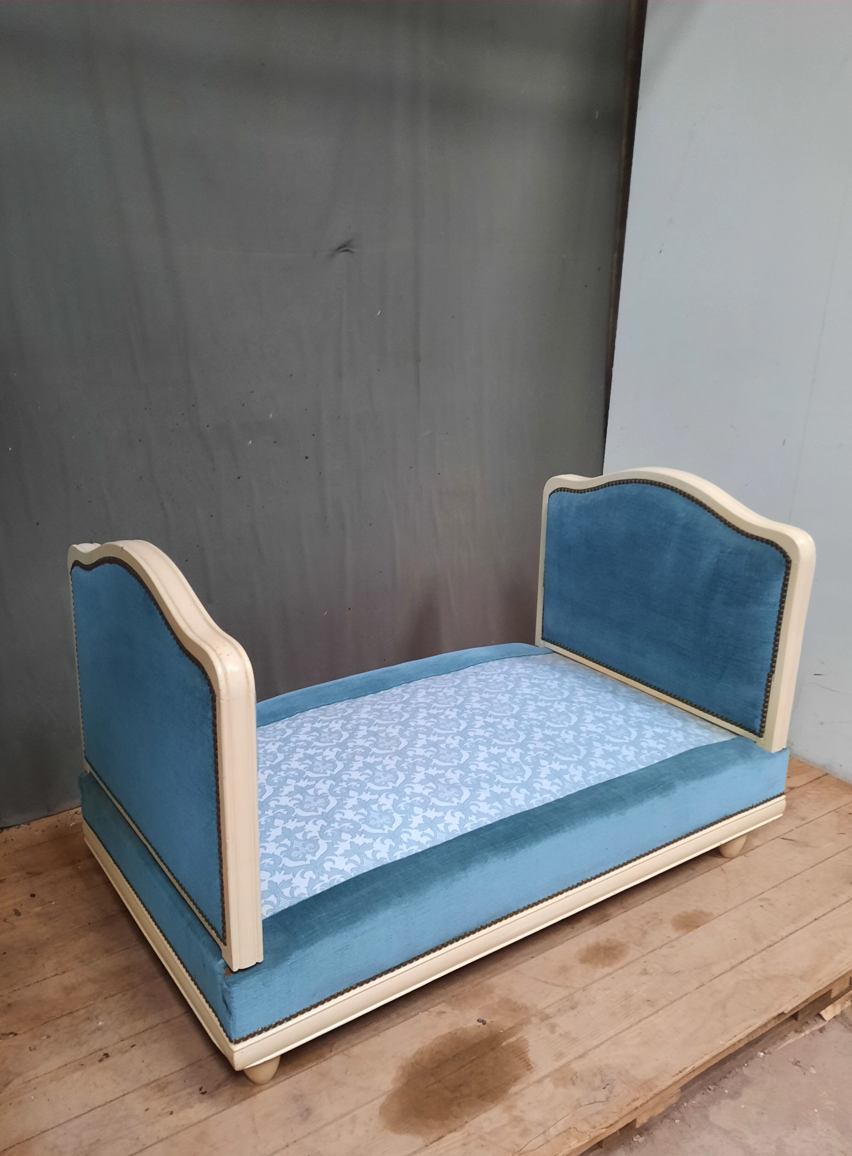 Convertible bench in the year 1950