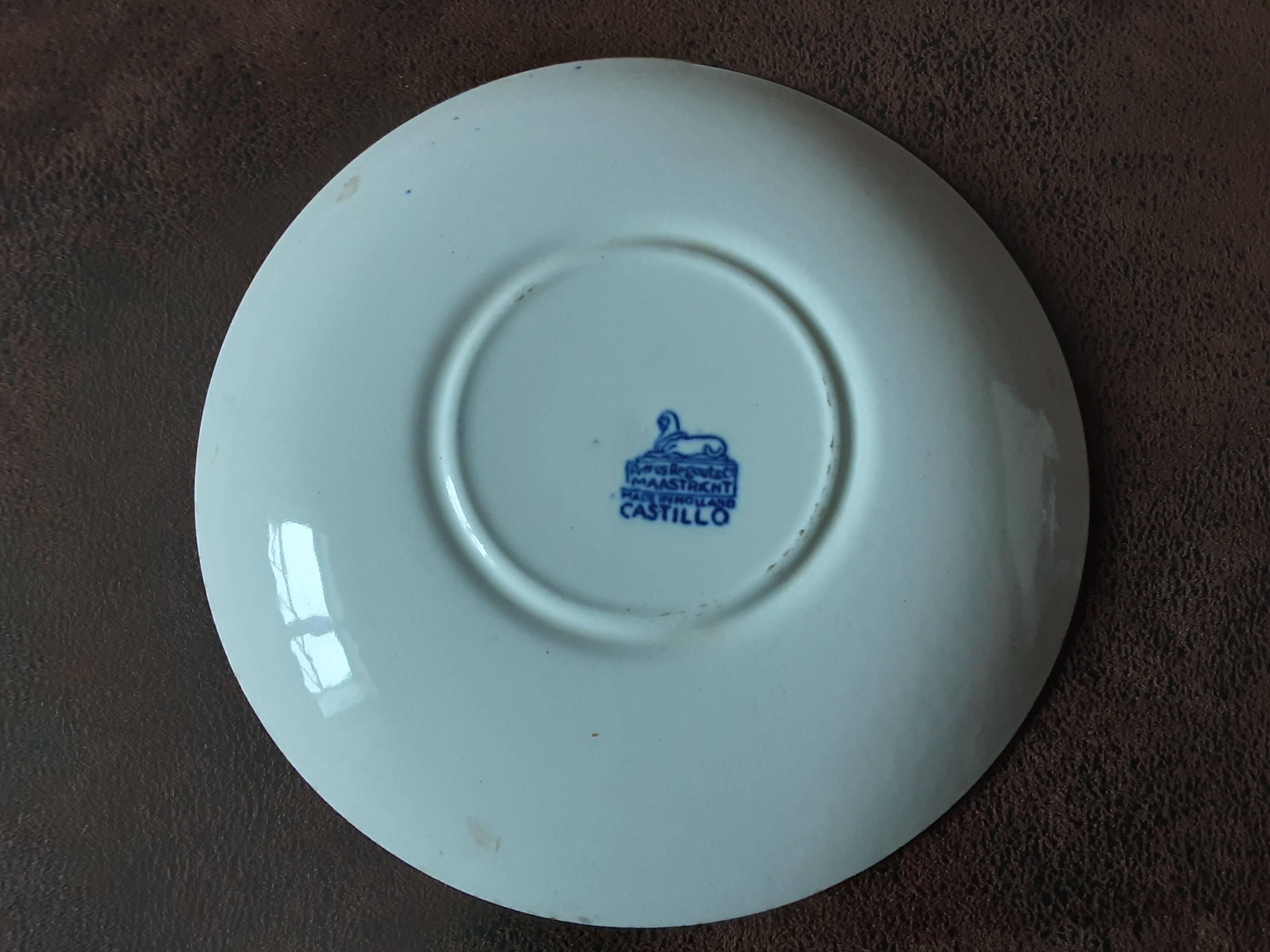 Set of 2 England cups and saucer