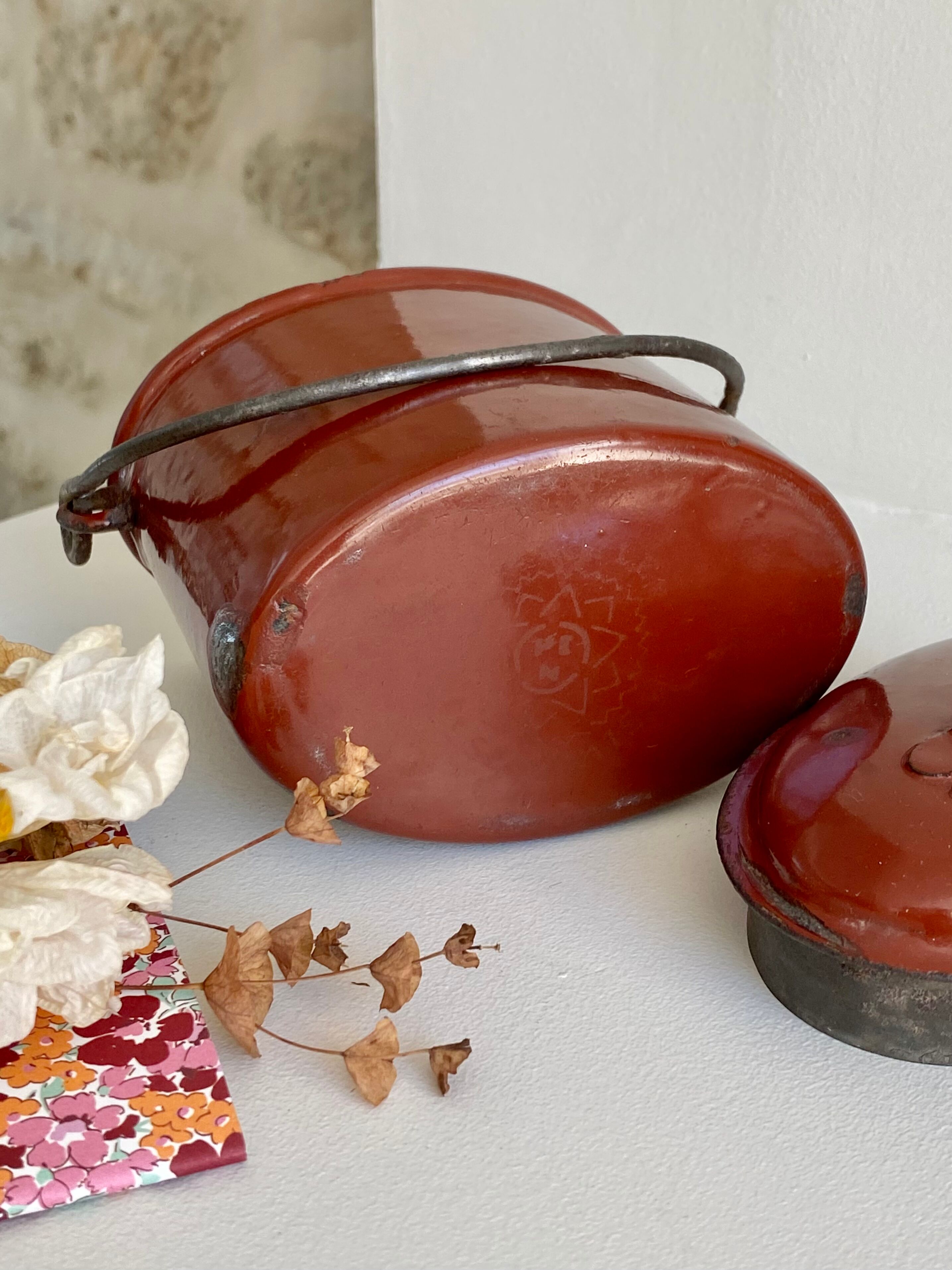 Enamelled sheet metal canteen