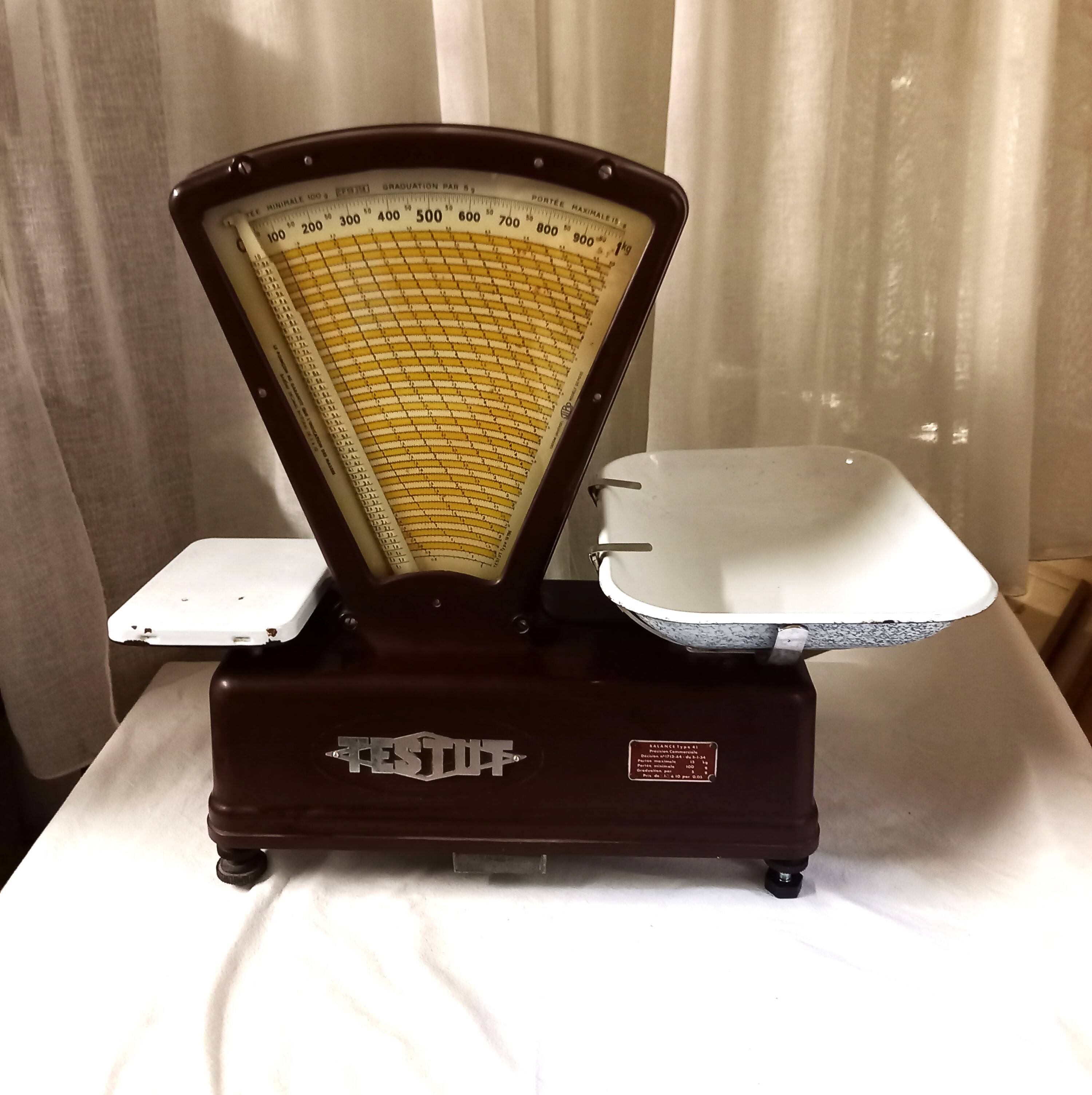 Old trader's scale, in bakelite, Testut.