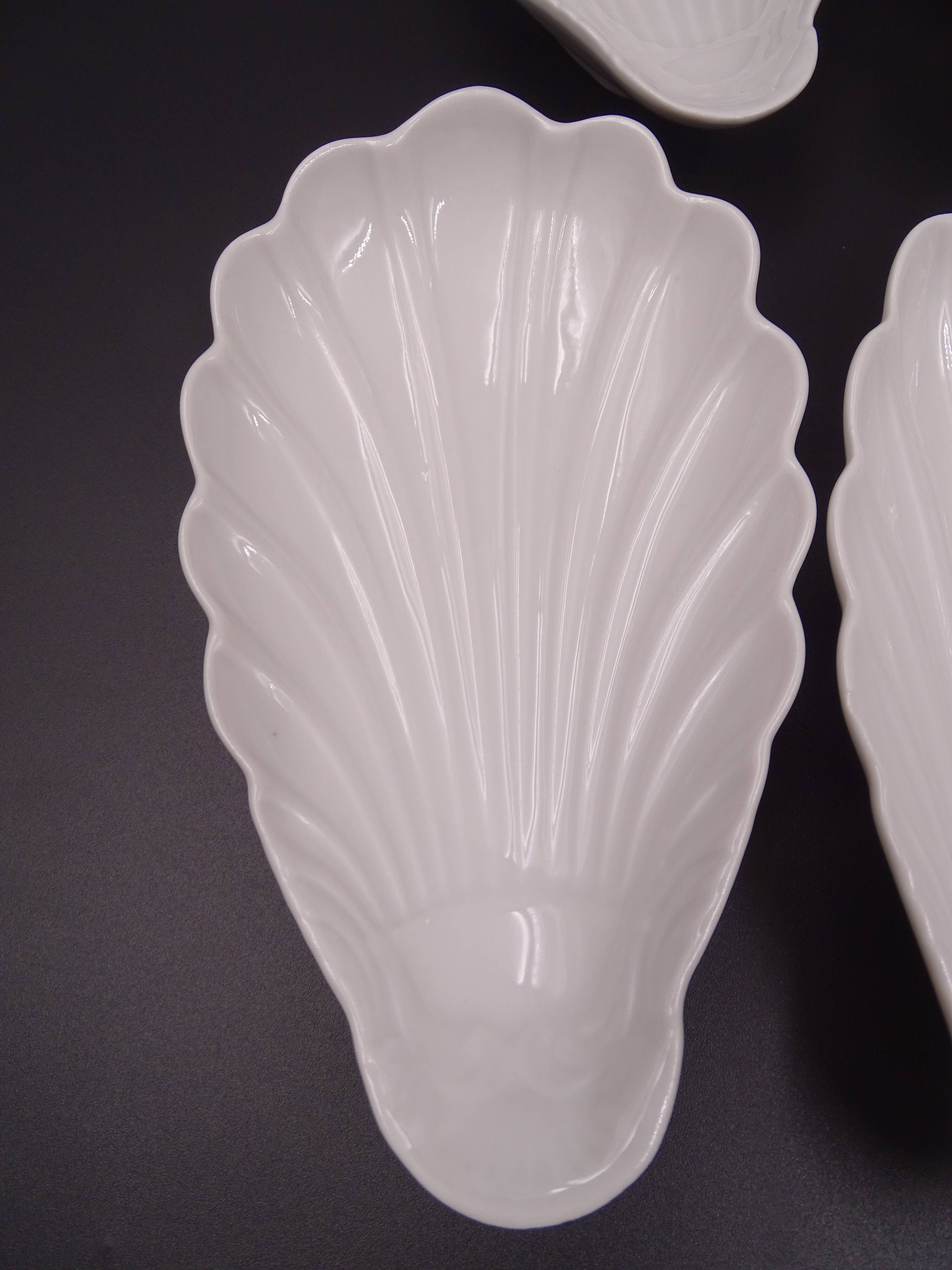 Set of 7 cups in white porcelain and in the shape of a shell - Pillivuyt around 1940