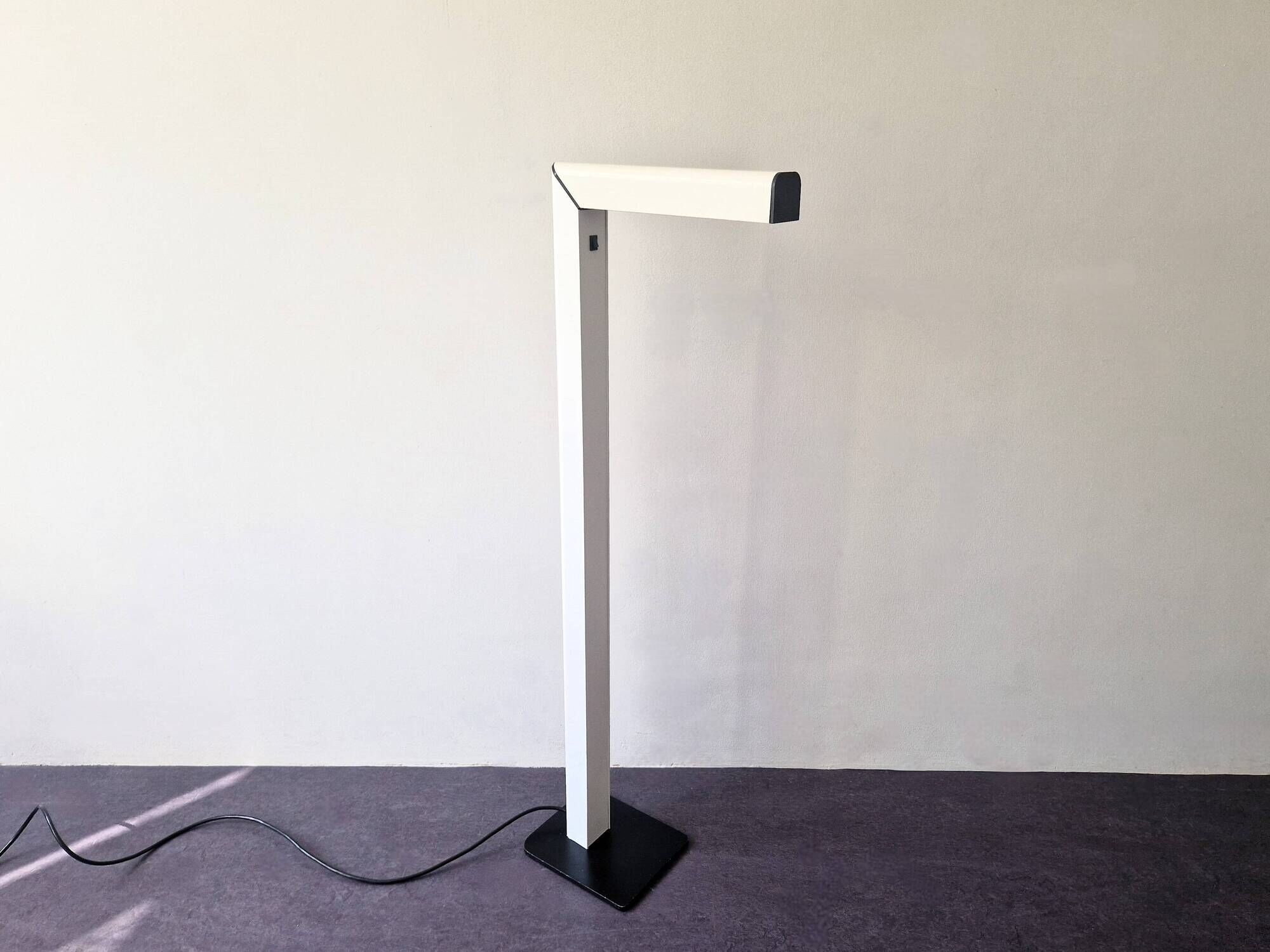 L-shaped metal floor lamp, 1970's/1980's