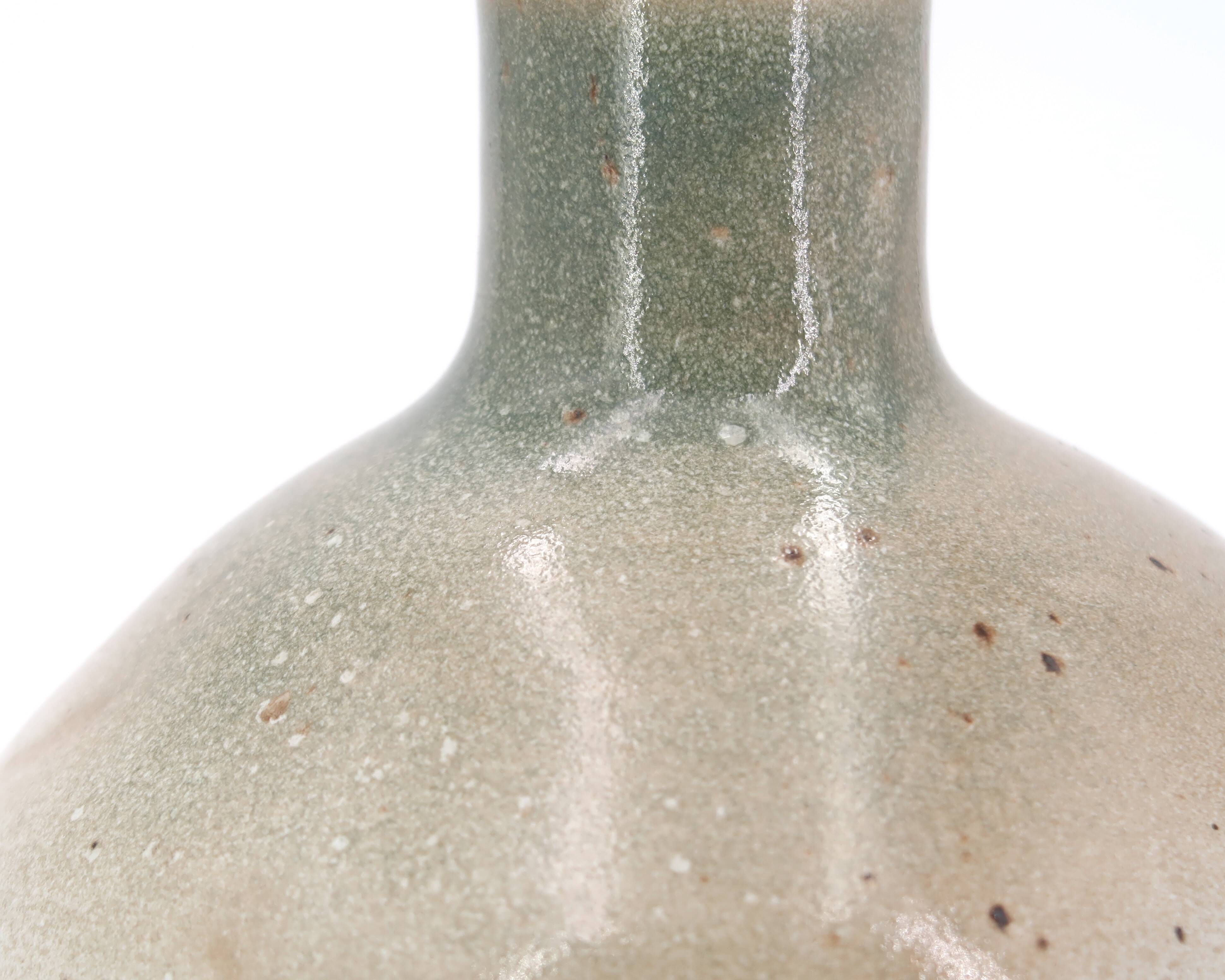 Lampe de potier en grès gris, abat jour en raphia, années 70