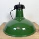 Lampe à suspension industrielle en émail vert, années 1960