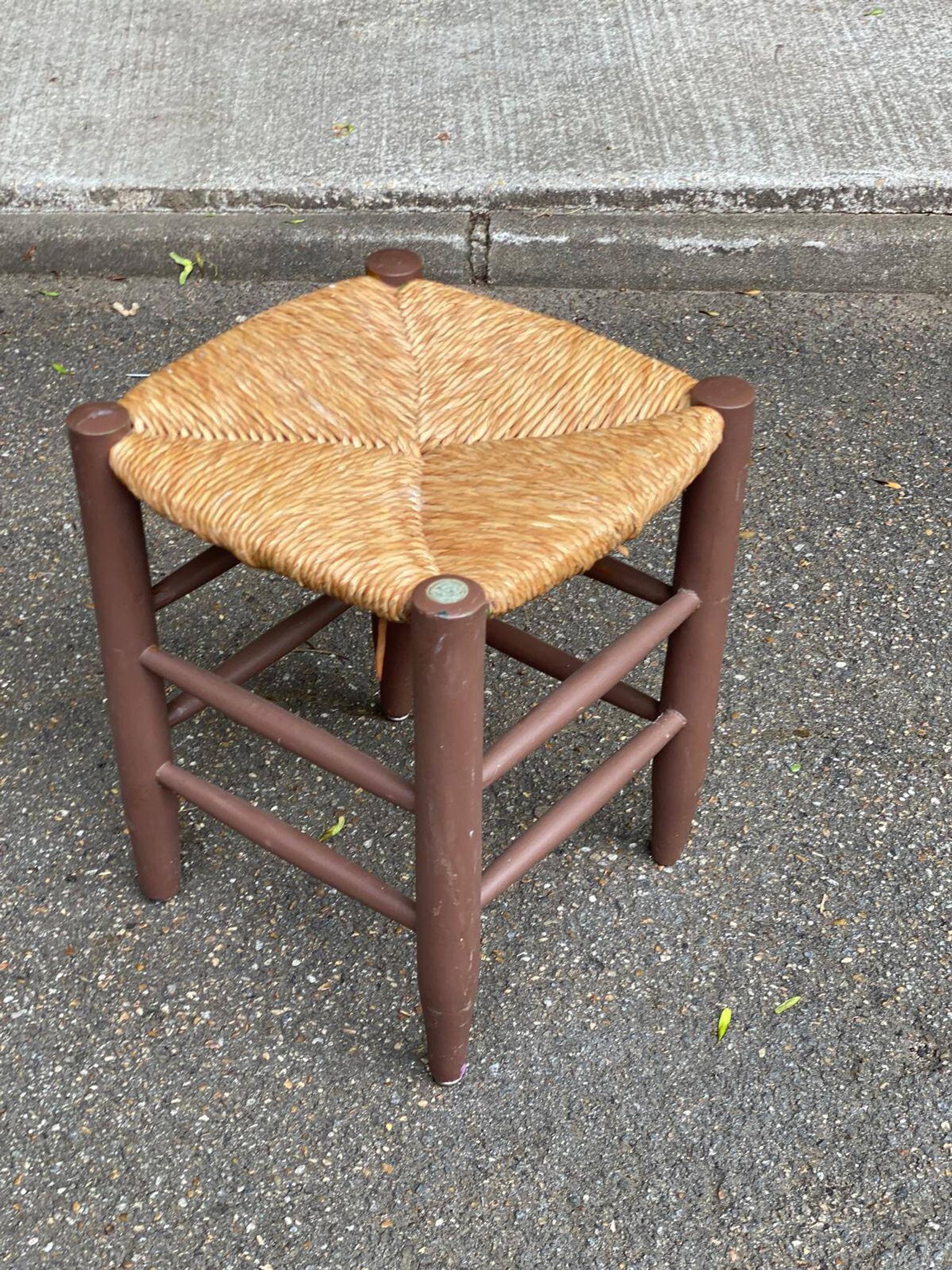 Tabouret de ferme traditionnel en bois massif paillé