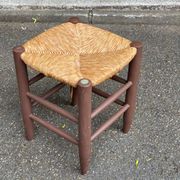 Tabouret de ferme traditionnel en bois massif paillé