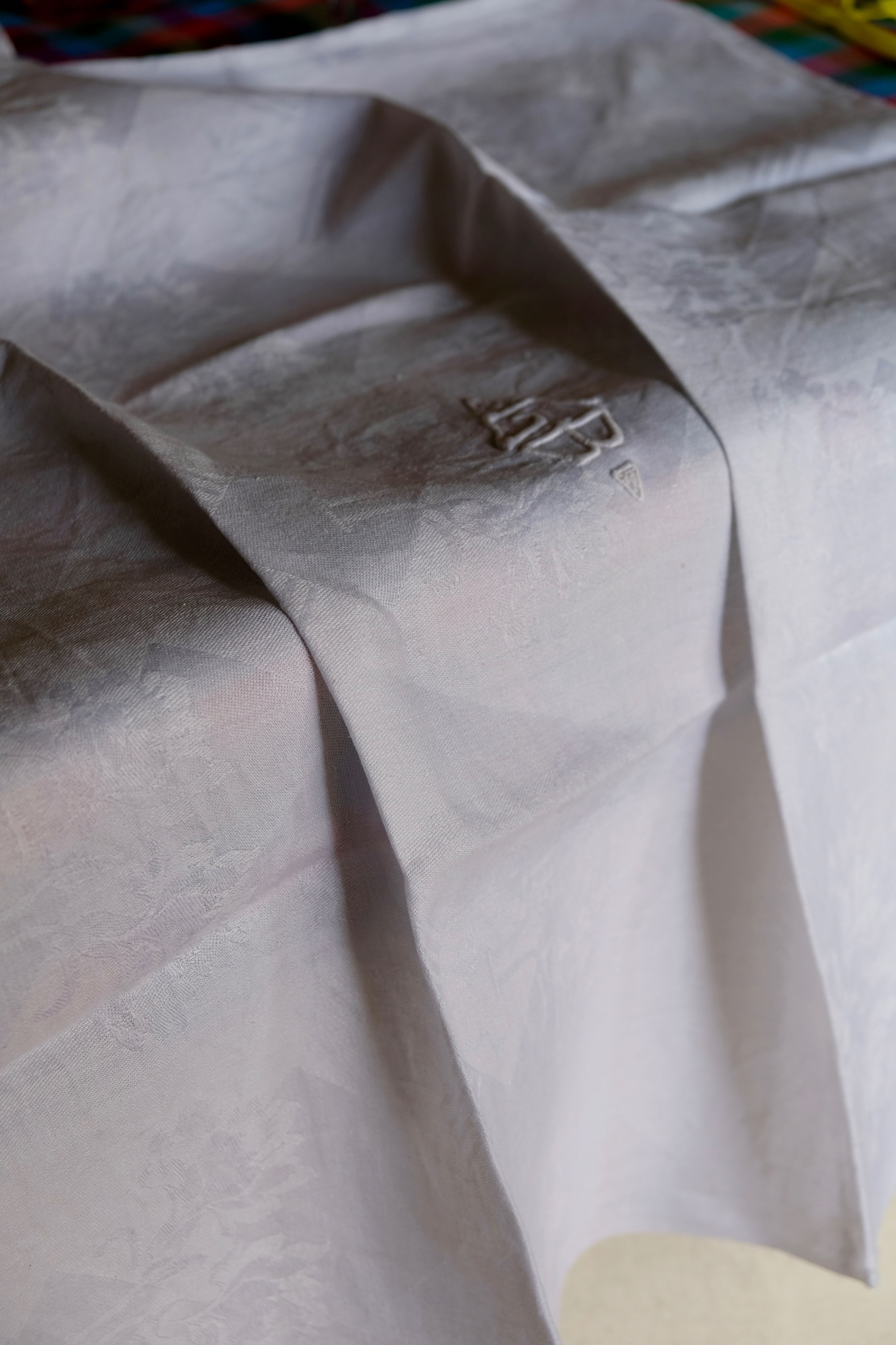 Set of 8 towels in embroidered damask white linen