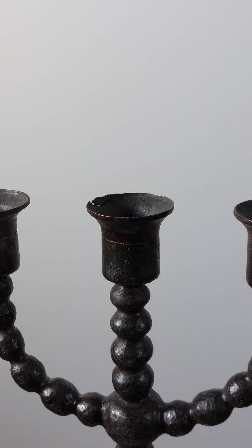 Candelabre en forme de bobine de style menorah habilement forgé.