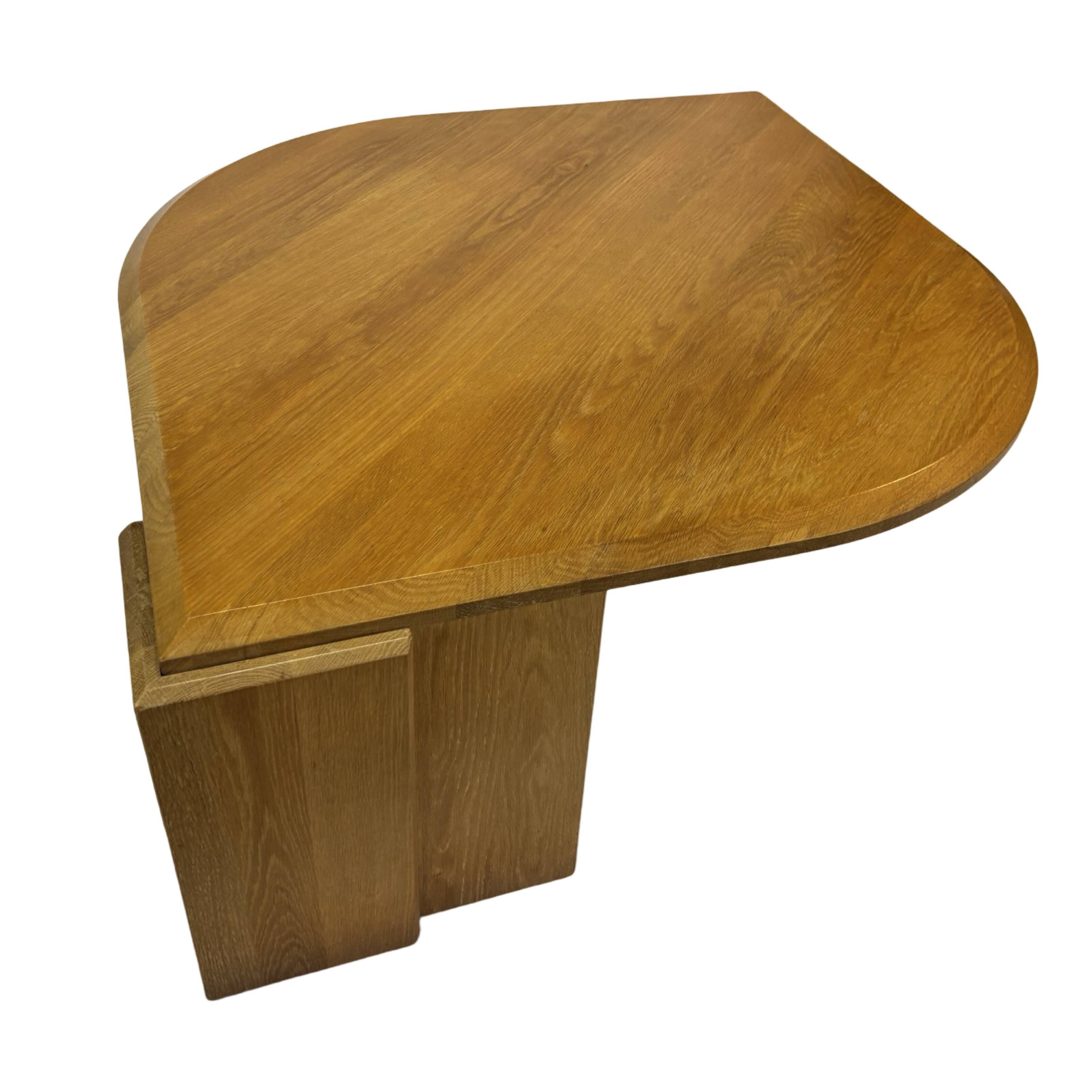 Table basse vintage en forme de larme wabi sabi brutaliste en chêne massif