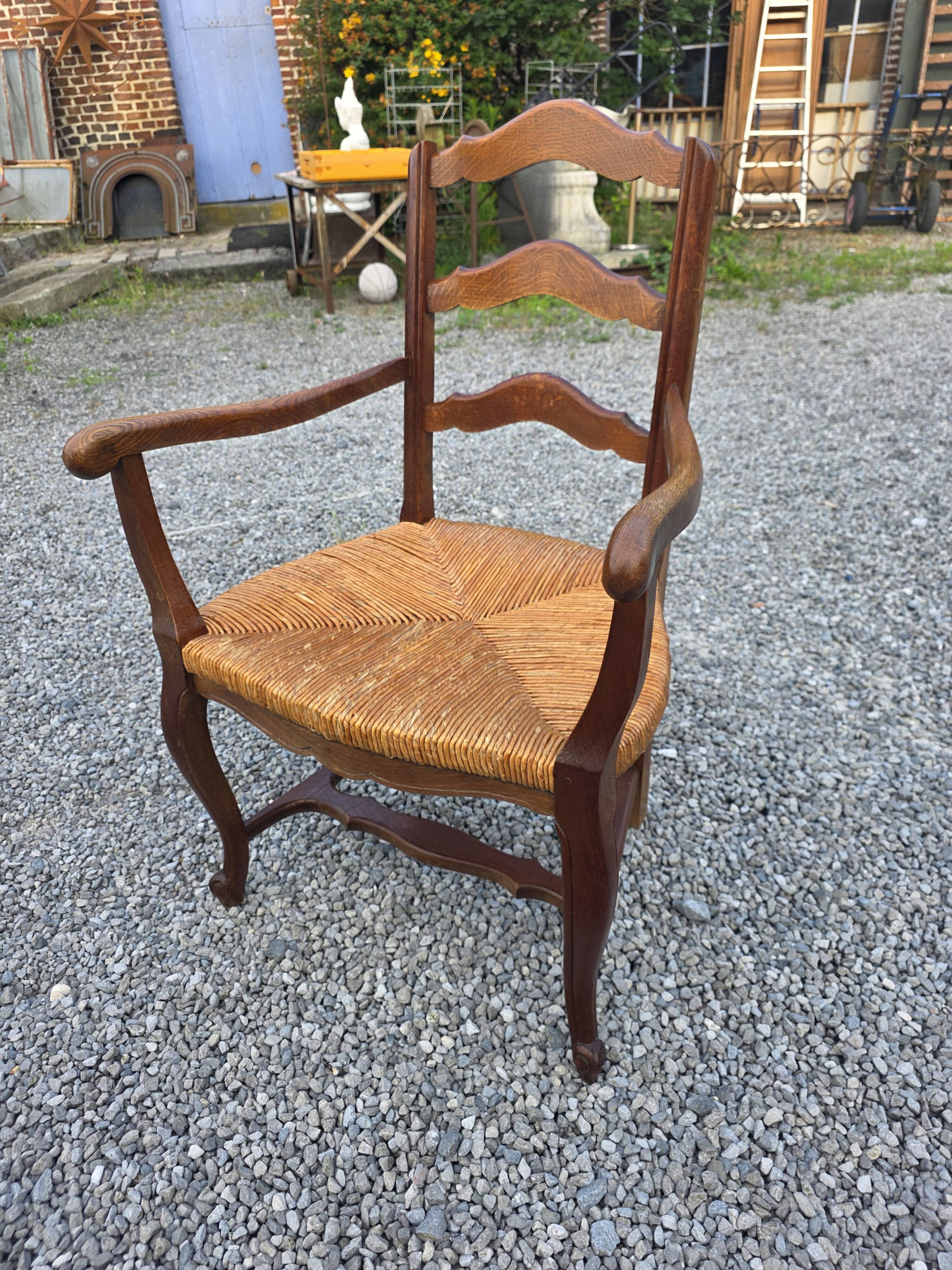 Fauteuil en chêne style Louis XV