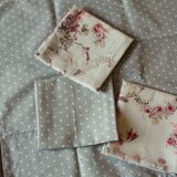 Un lot de 8 serviettes de table gris bleu Pois Fleurs roses