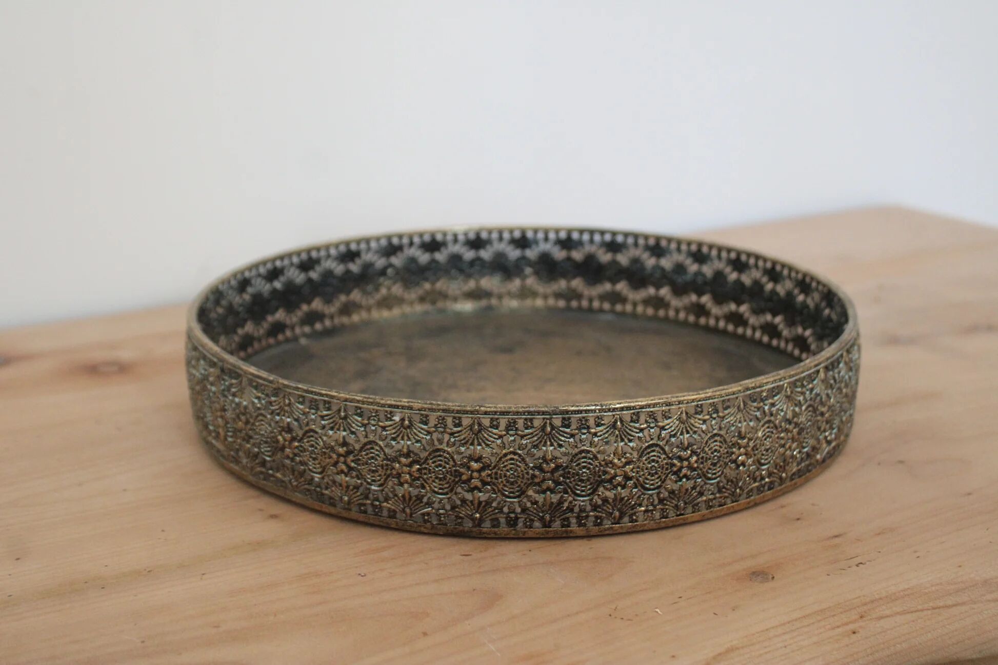 Round metal plate in patinated gold with an openwork border – D30 cm