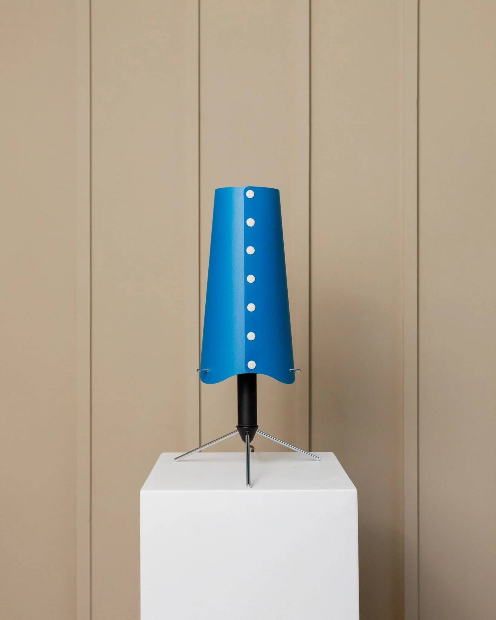Lampe de table vintage bleue des années 1980 de style Memphis avec tige en métal noir réglable et base trépied en chrome.