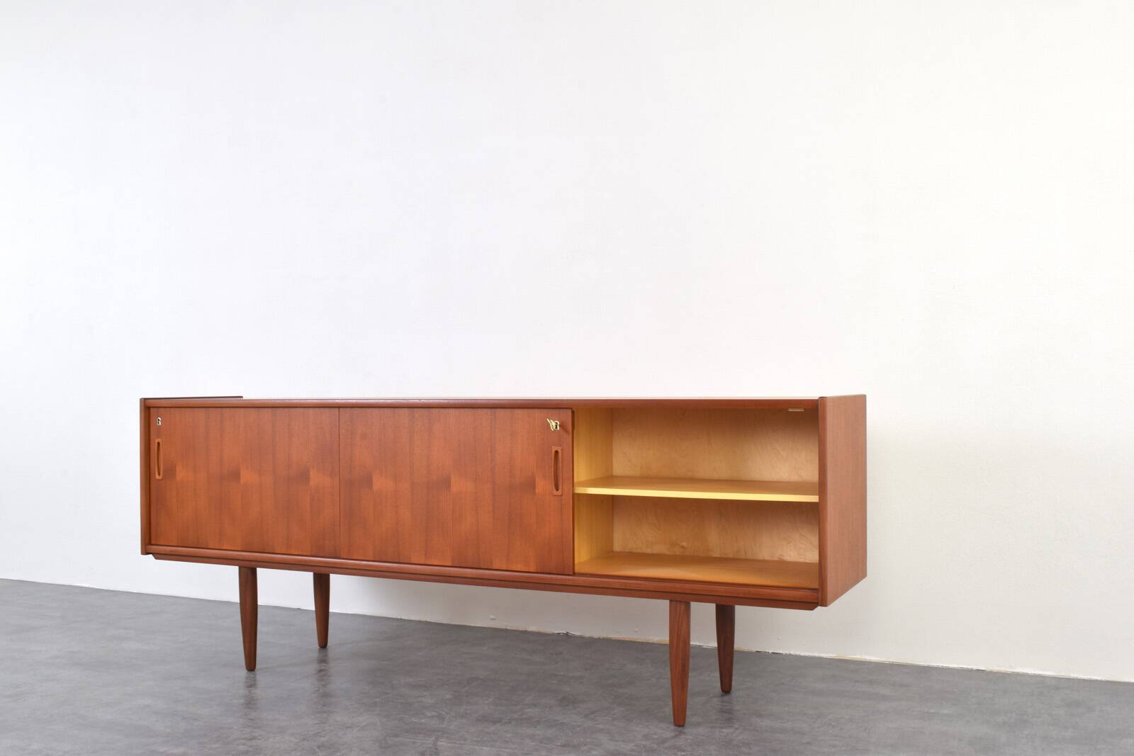 Buffet en teck danois du milieu du siècle, années 1960.
