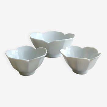 Set of lotus-shaped porcelain bowls