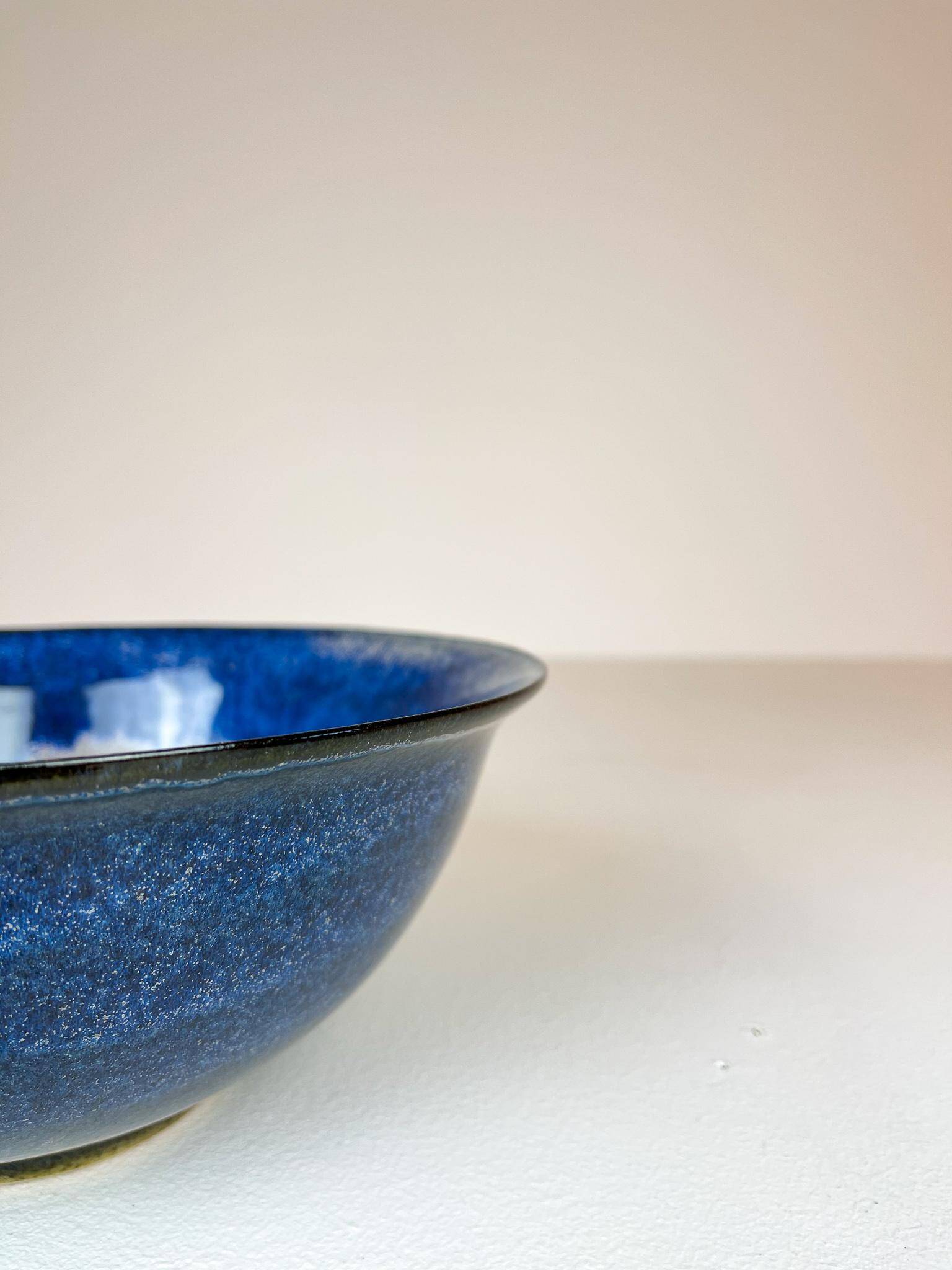 Modernist ceramic bowl by Carl-Harry Stålhane, Design Huset, Sweden.