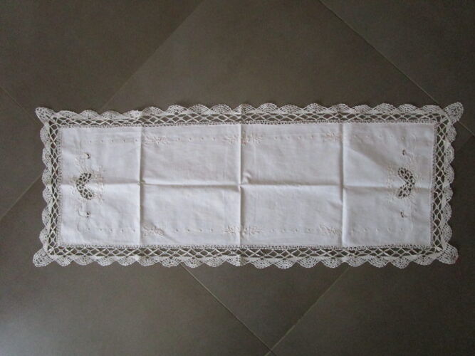 Old embroidered placemat/centerpiece