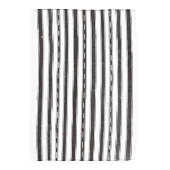 Flat rug with black and white stripes 152 x 243 cm