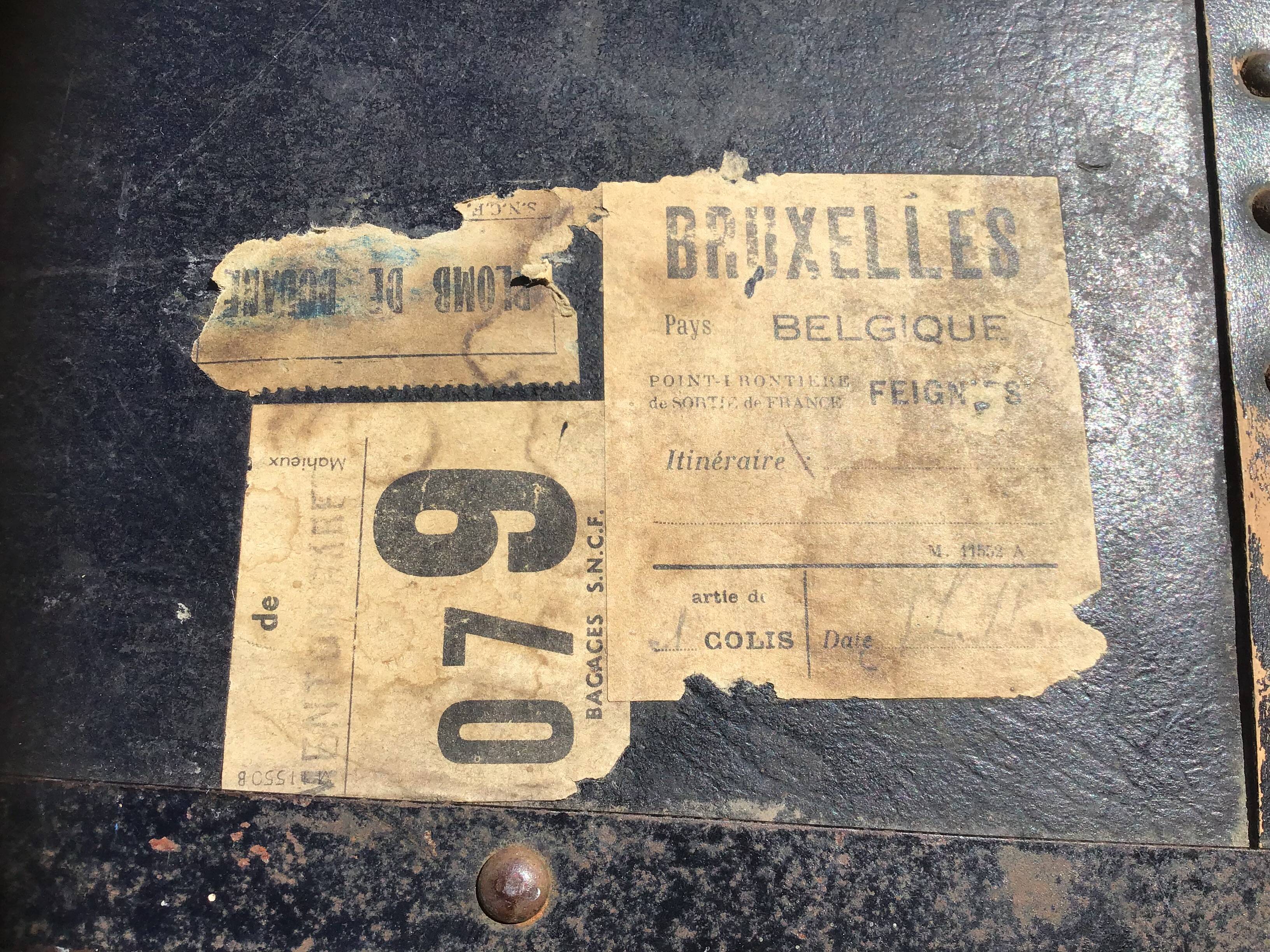 Antique vertical cabin trunk – 109 cm – parchment interior